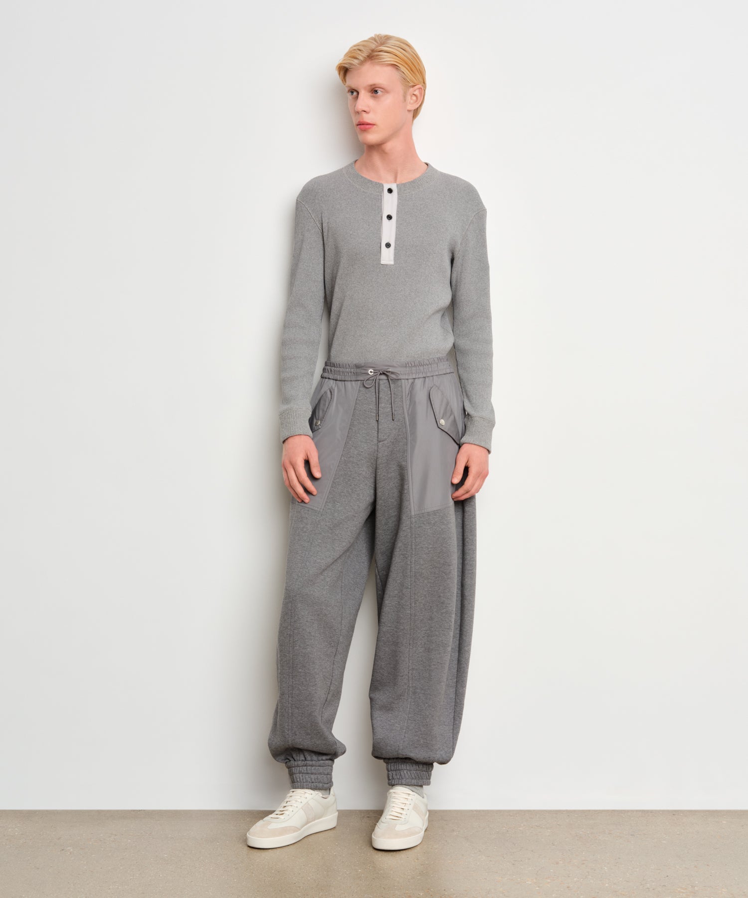 The model is 187 cm tall and is wearing a size 3 in Gray.