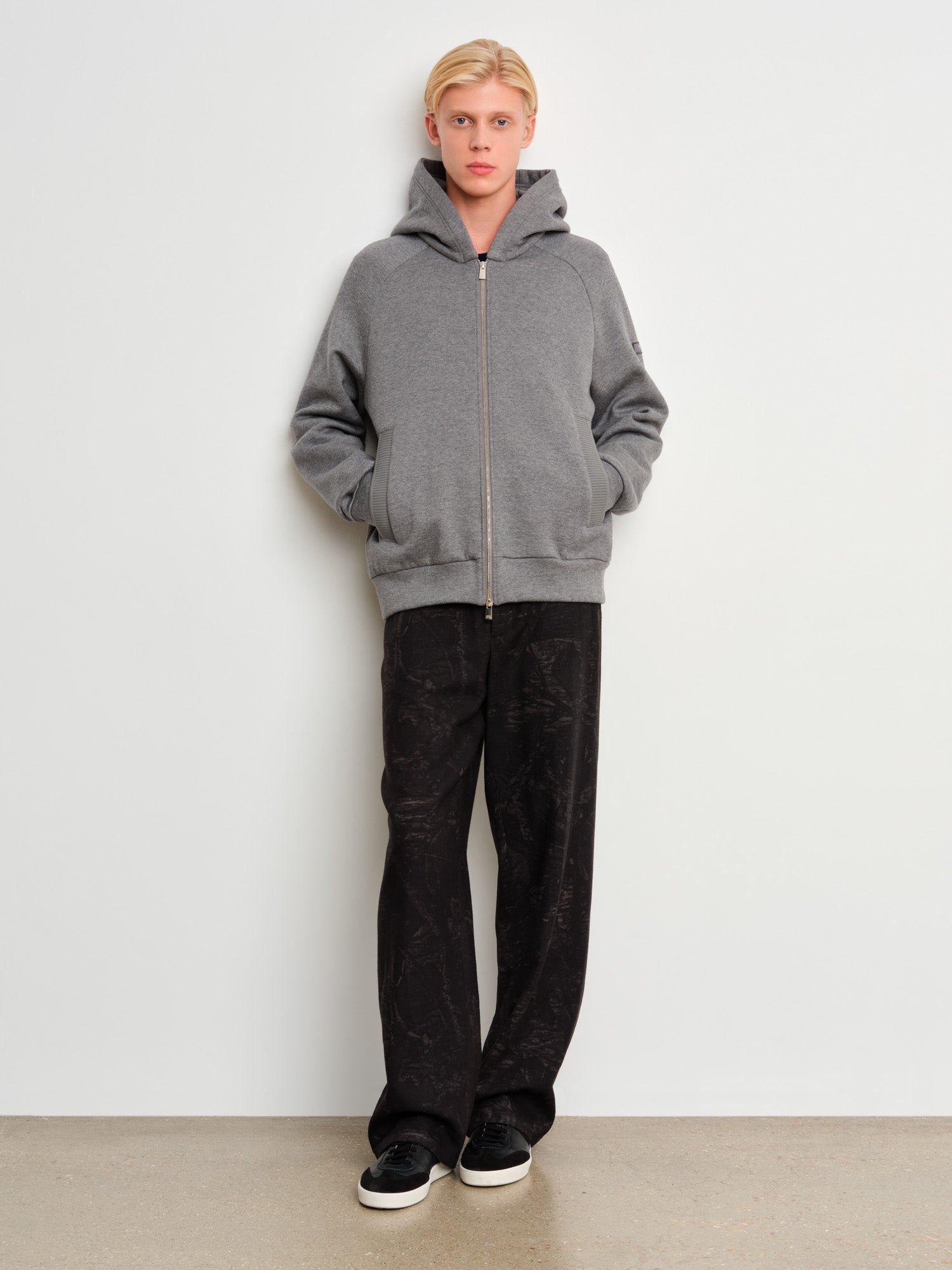 The model is 187 cm tall and is wearing a size 3 in Gray.
