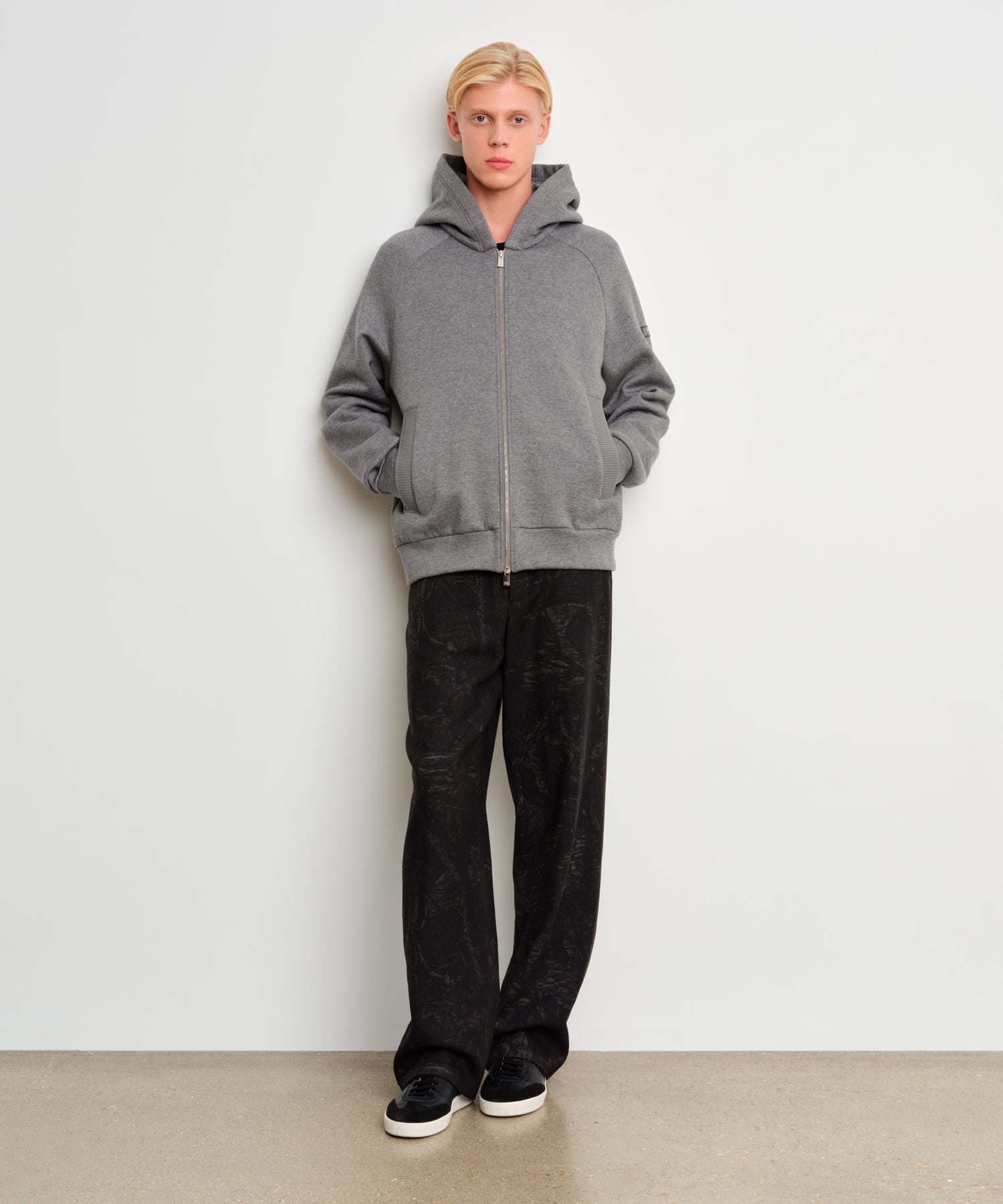 The model is 187 cm tall and is wearing a size 3 in Gray.