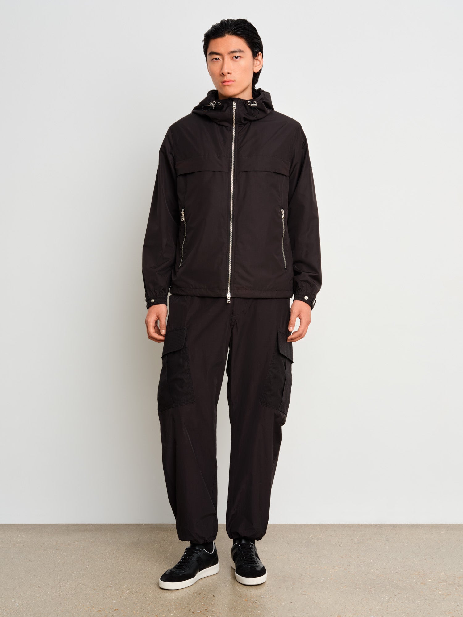 The model is 187 cm tall and is wearing a size 3 in Black.