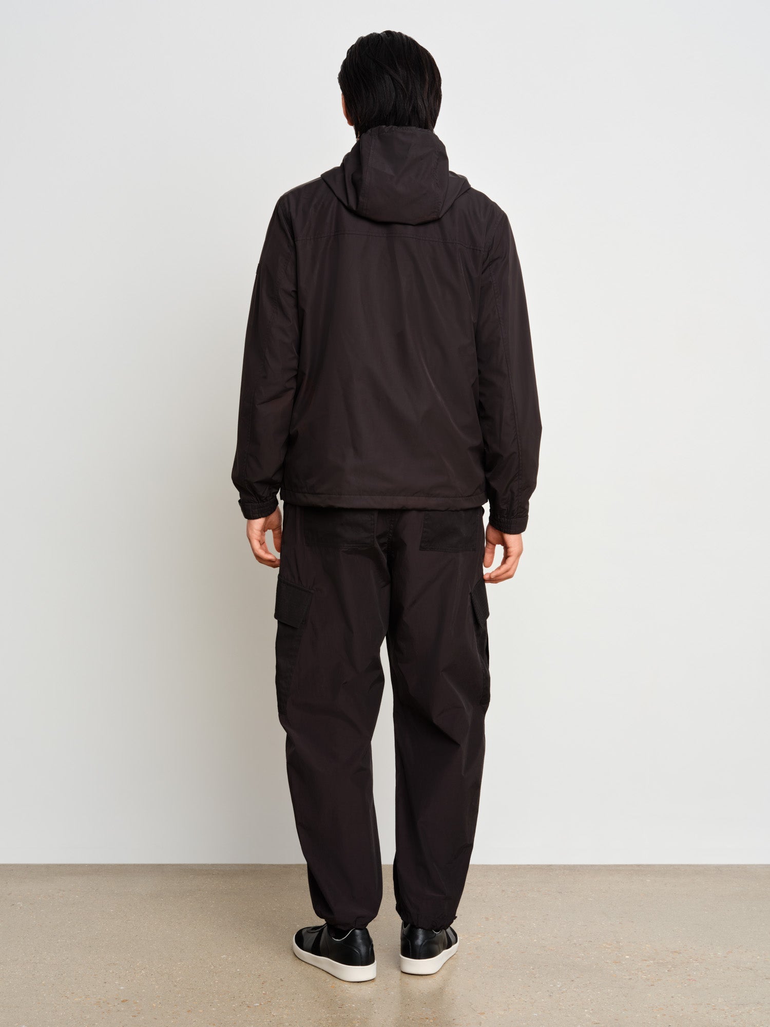 The model is 187 cm tall and is wearing a size 3 in Black.