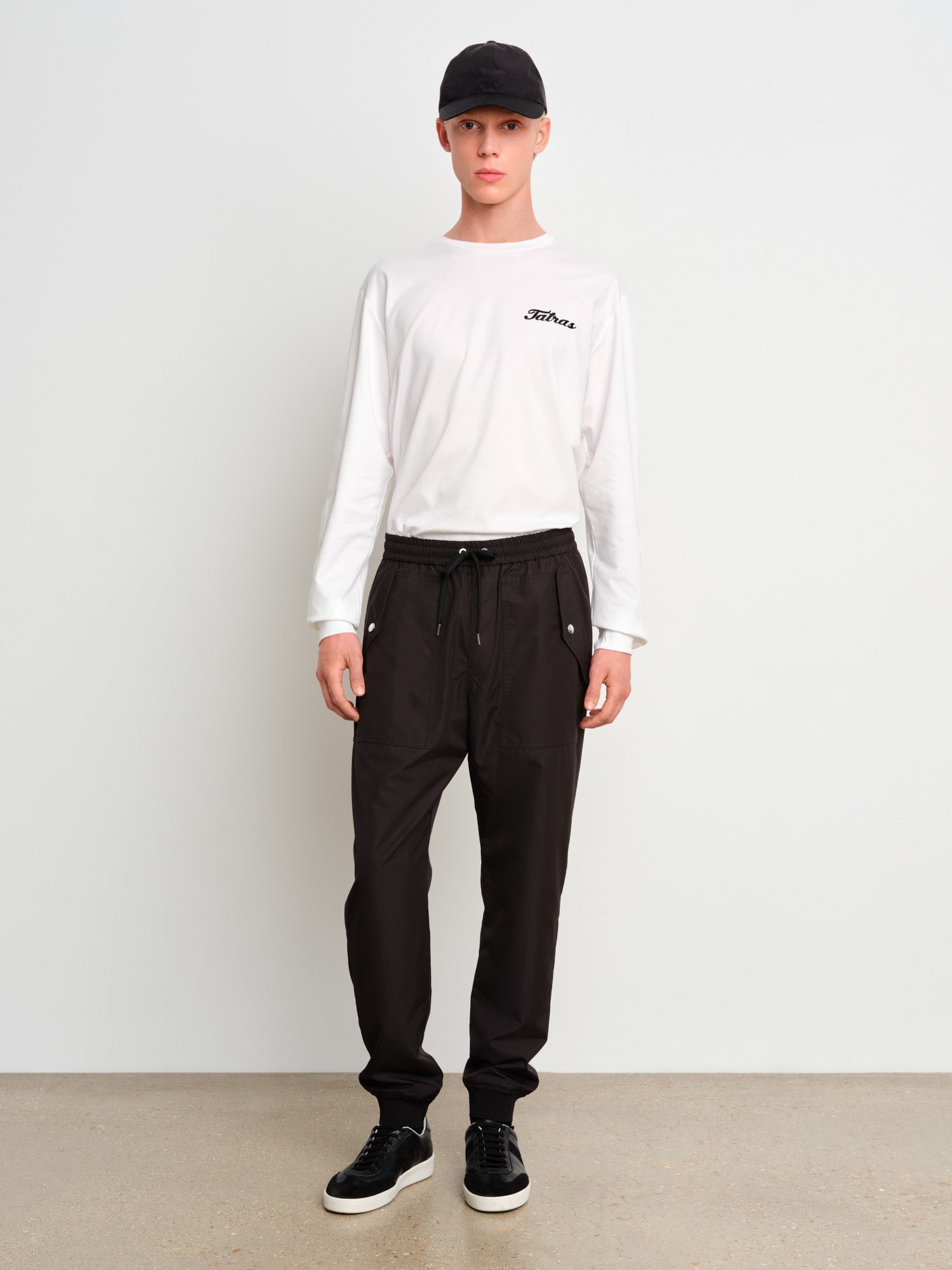 The model is 187 cm tall and is wearing a size 3 in Black.