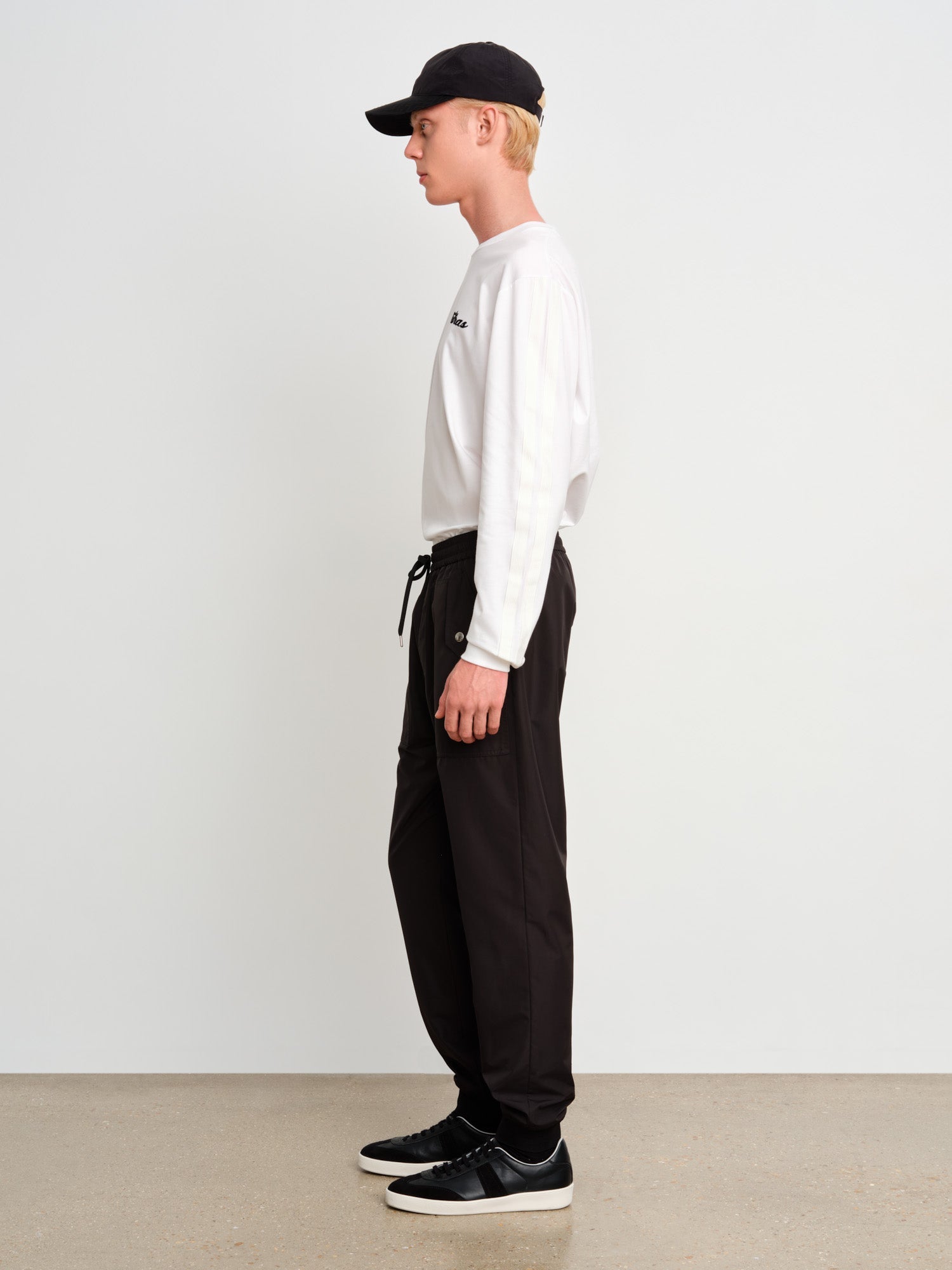 The model is 187 cm tall and is wearing a size 3 in Black.