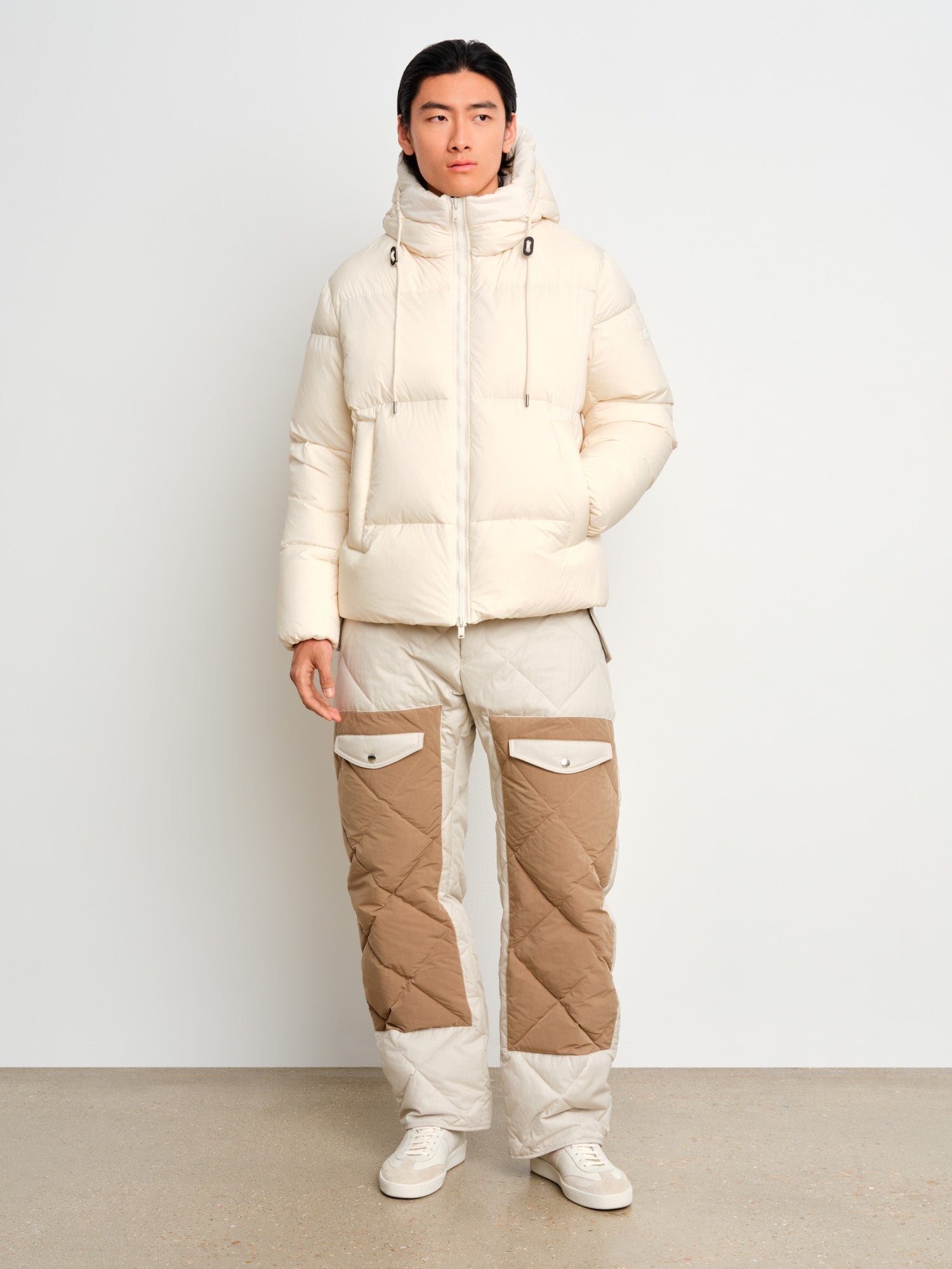 The model is 187 cm tall and is wearing a size 3 in Ivory.