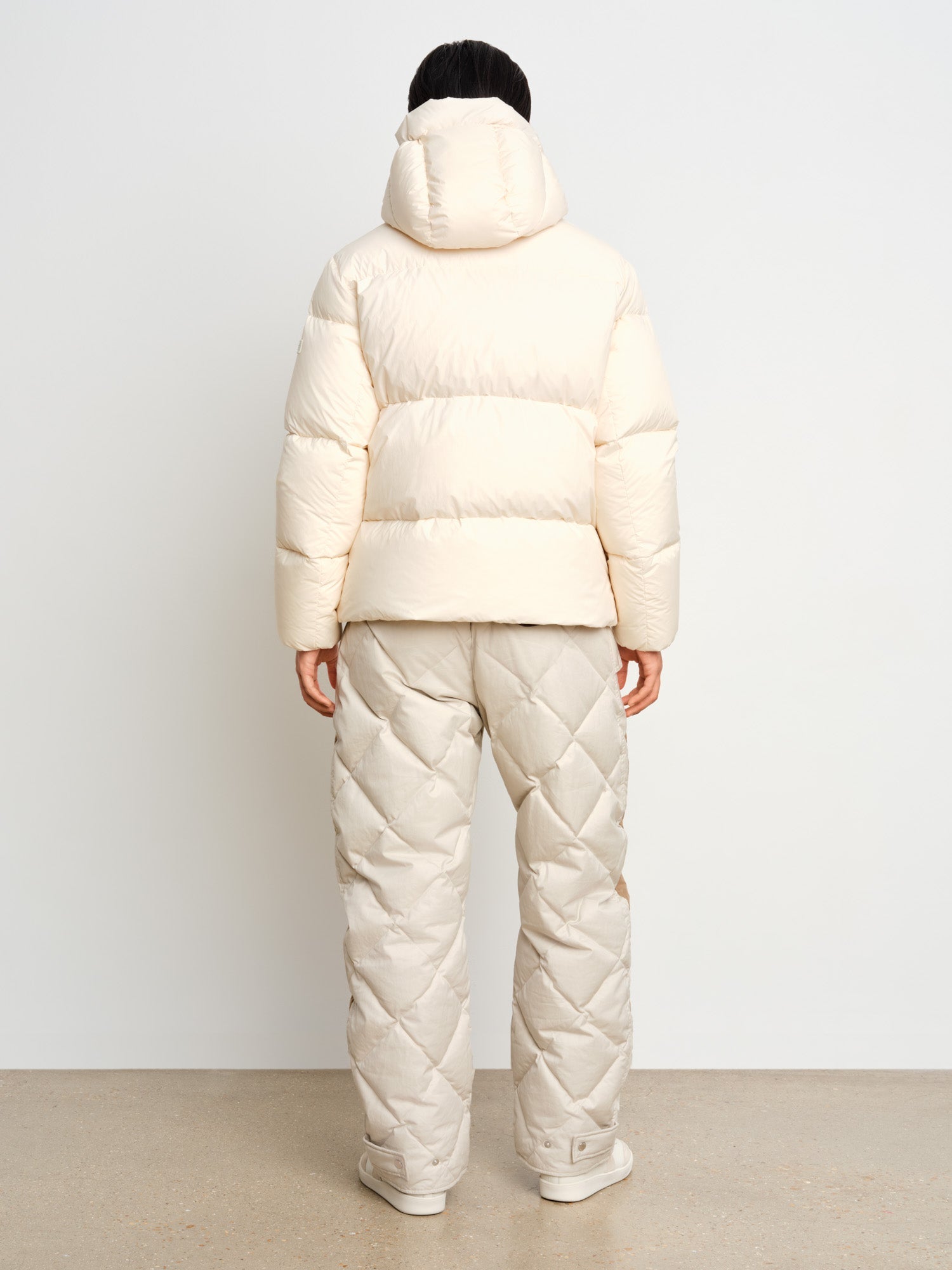 The model is 187 cm tall and is wearing a size 3 in Ivory.