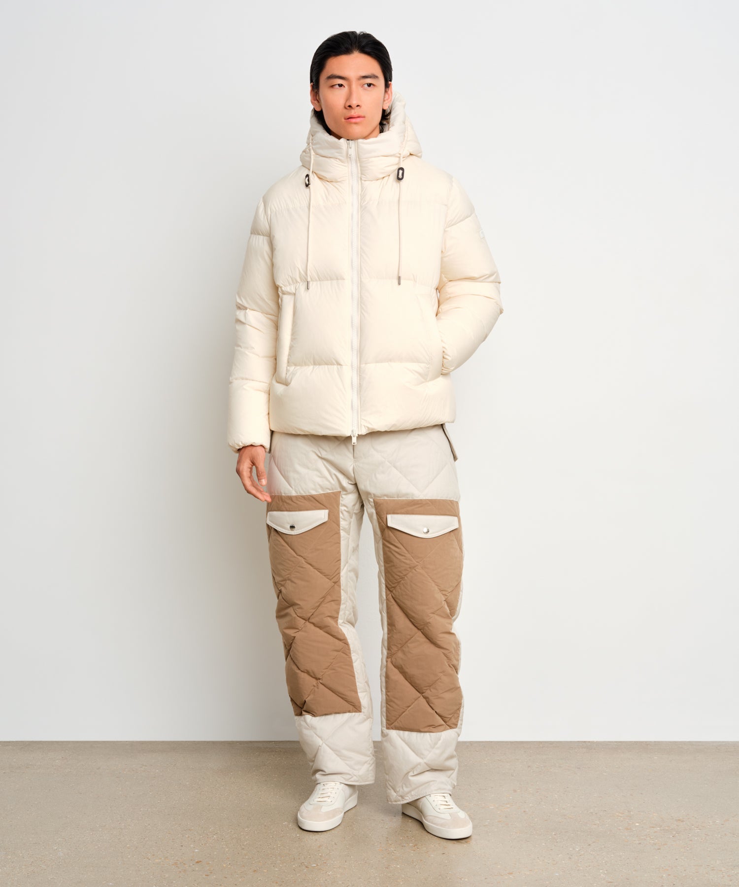 The model is 187 cm tall and is wearing a size 3 in Ivory.