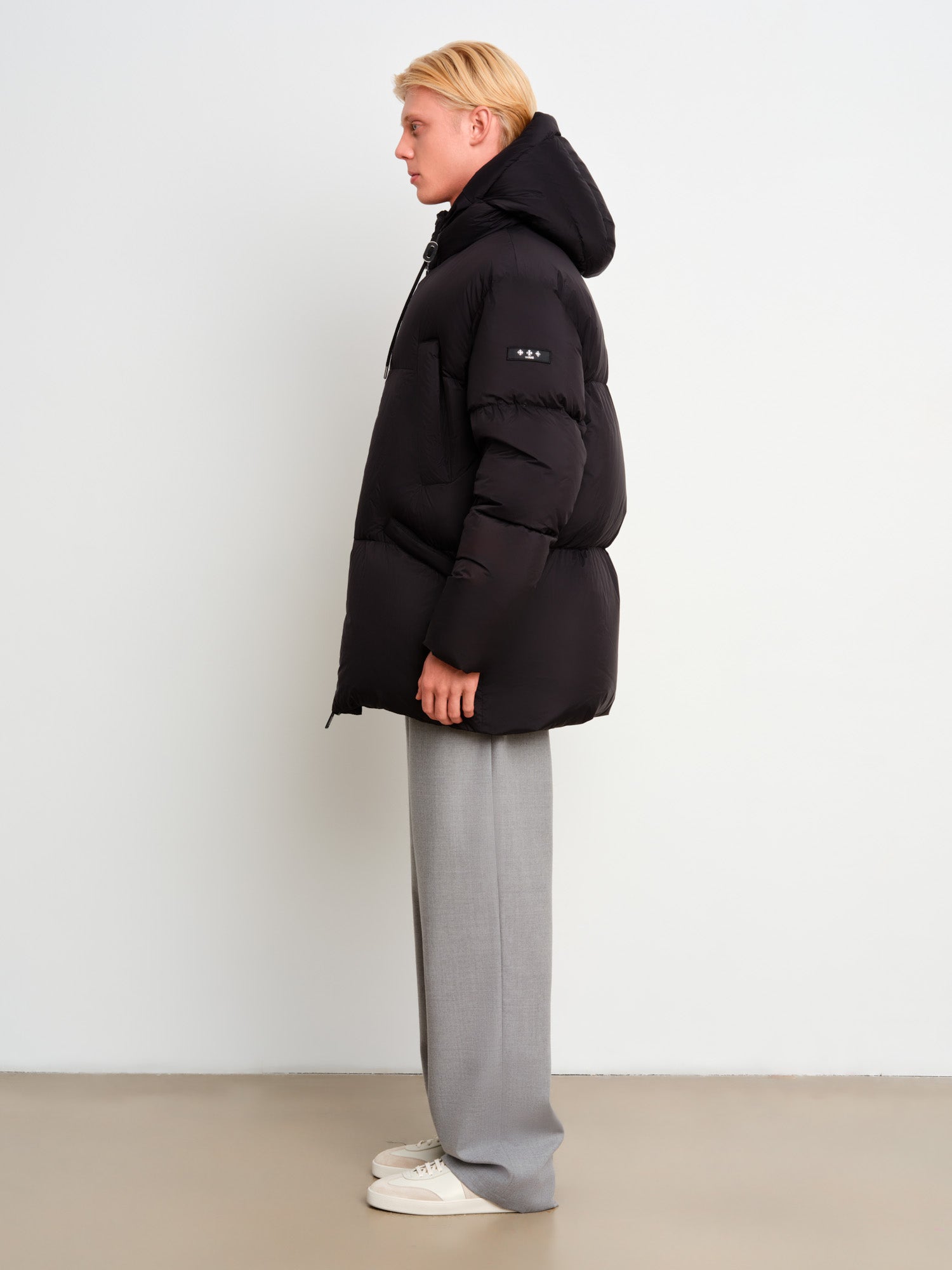 The model is 187 cm tall and is wearing a size 3 in Black.