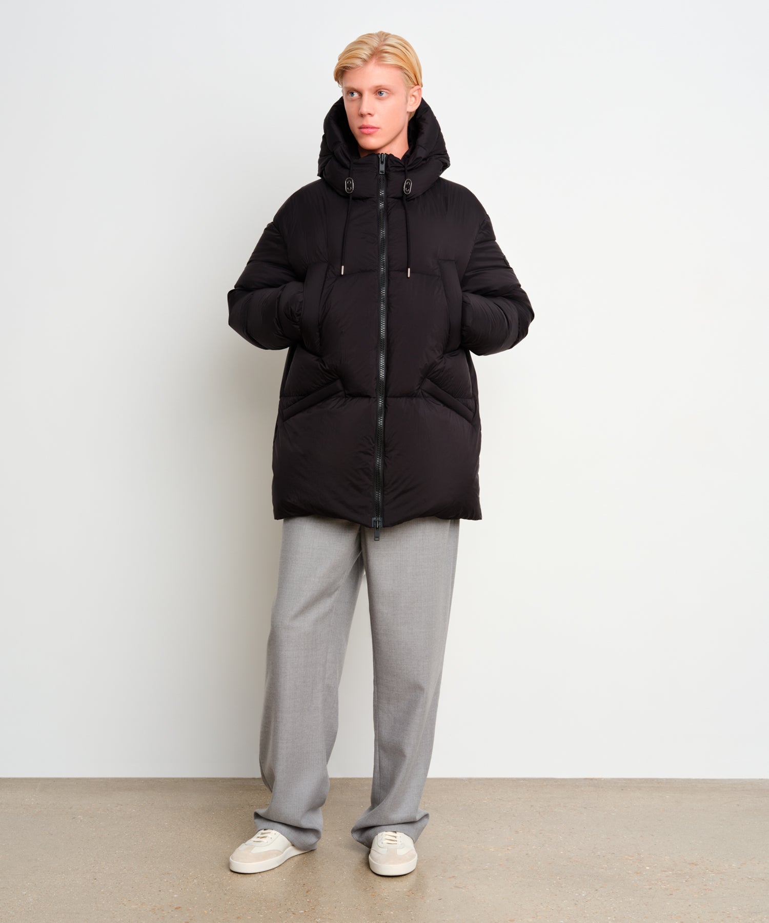 The model is 187 cm tall and is wearing a size 3 in Black.