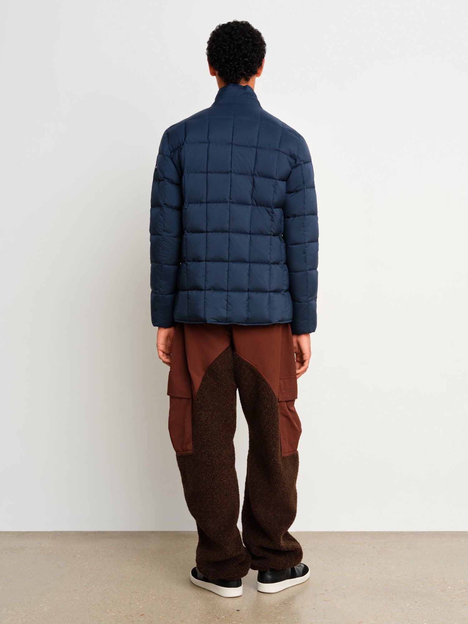 The model is 187 cm tall and is wearing a size 3 in Navy.