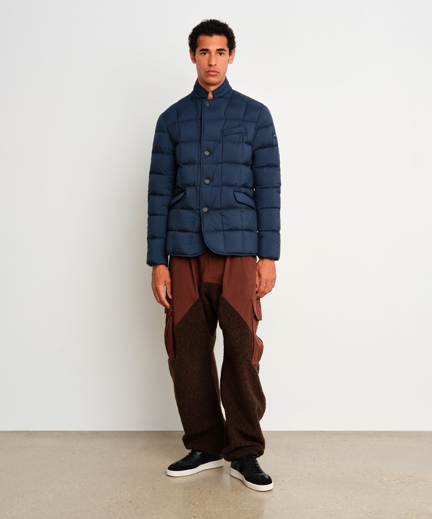 The model is 187 cm tall and is wearing a size 3 in Navy.