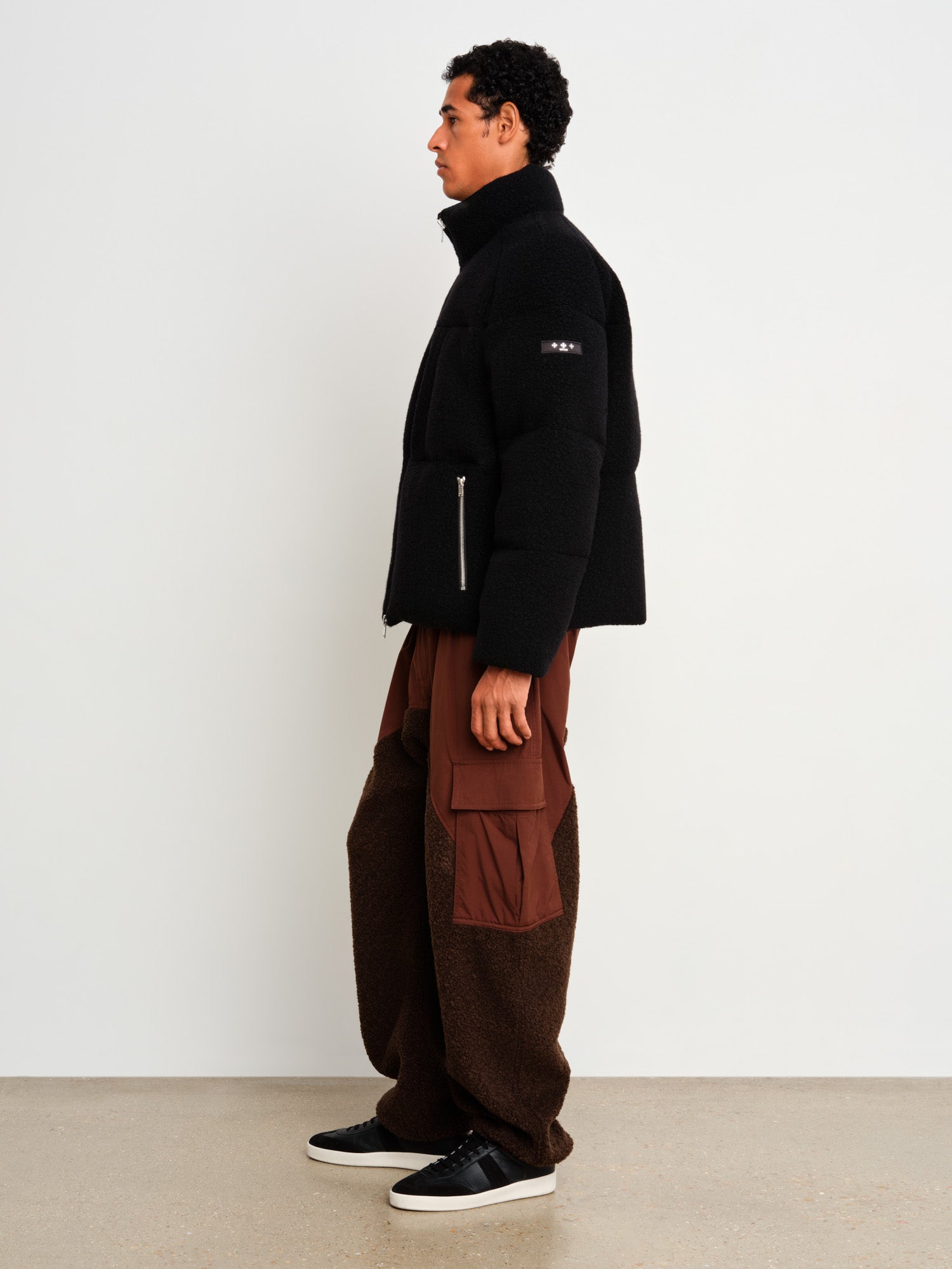 The model is 187 cm tall and is wearing a size 3 in Black.