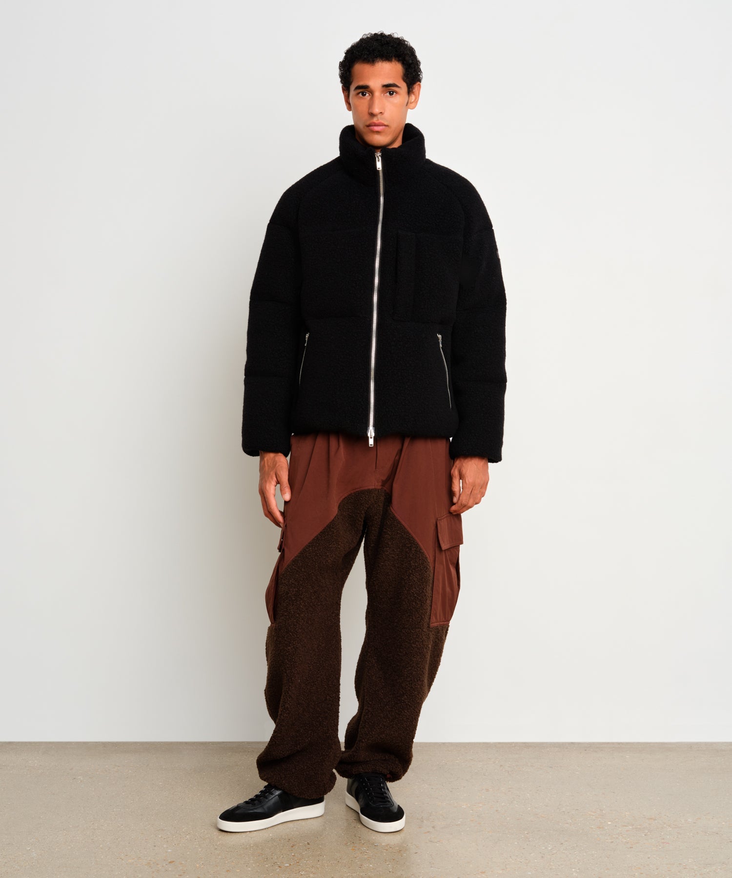 The model is 187 cm tall and is wearing a size 3 in Black.