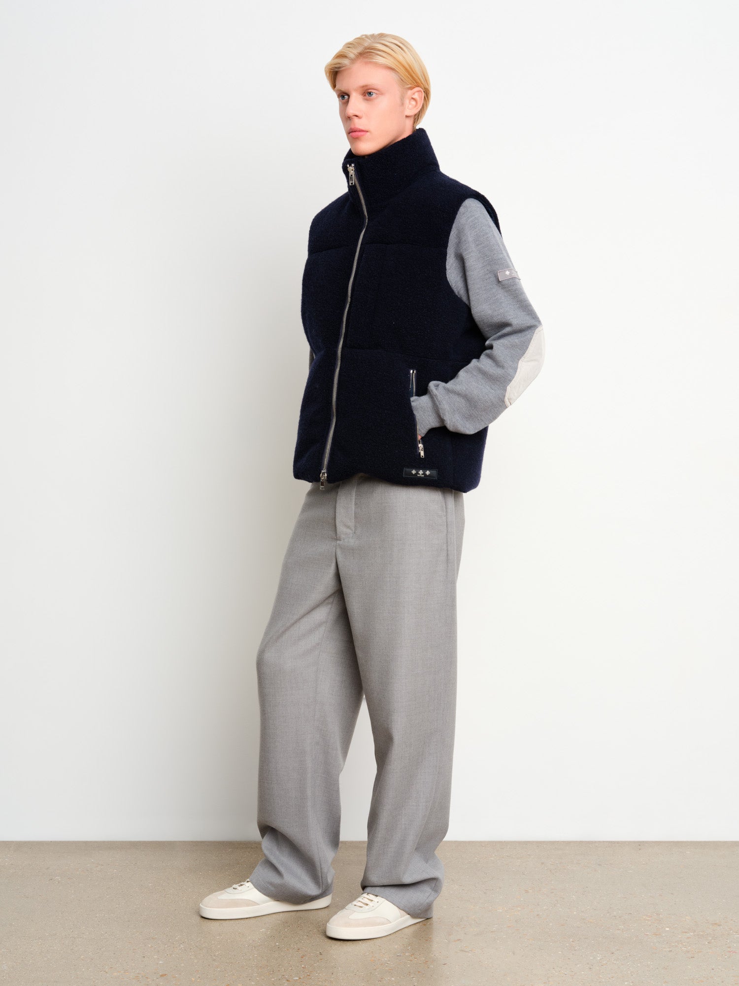 The model is 187 cm tall and is wearing a size 3 in Navy.