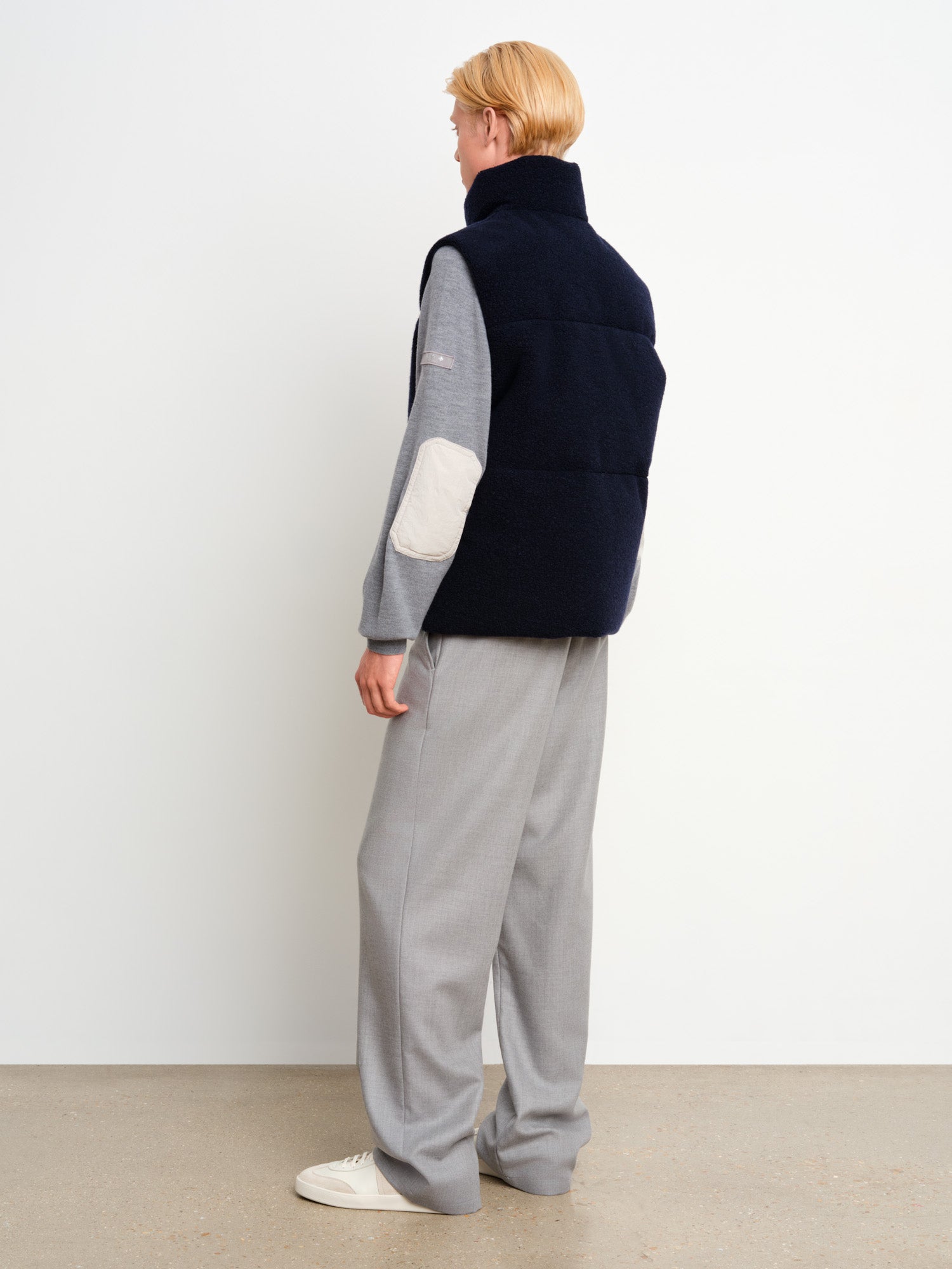 The model is 187 cm tall and is wearing a size 3 in Navy.