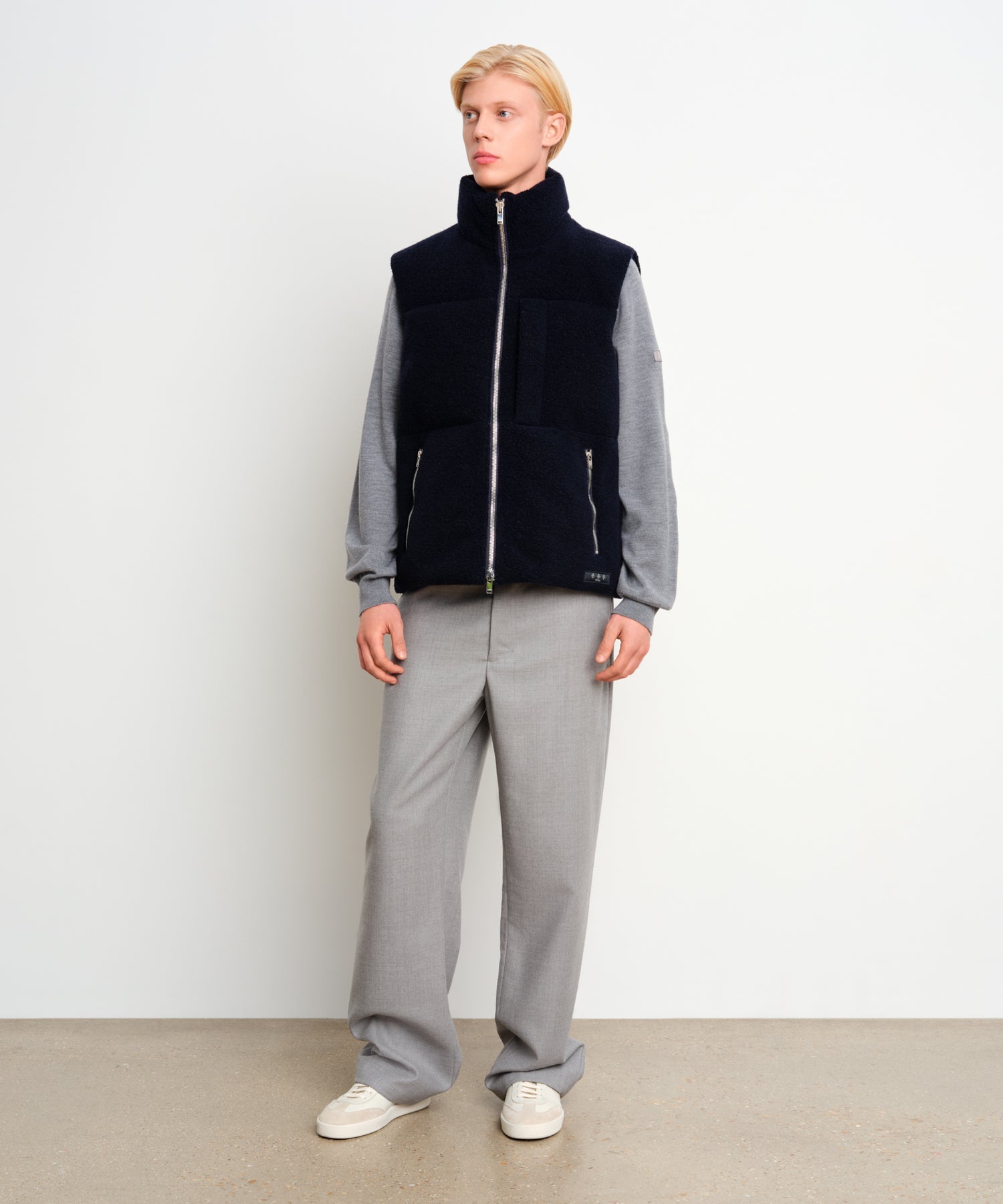 The model is 187 cm tall and is wearing a size 3 in Navy.