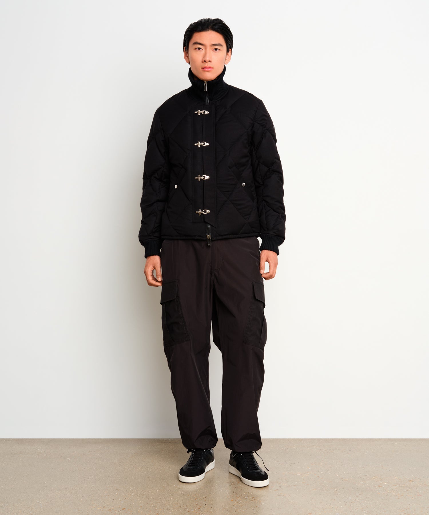 The model is 187 cm tall and is wearing a size 3 in Black.