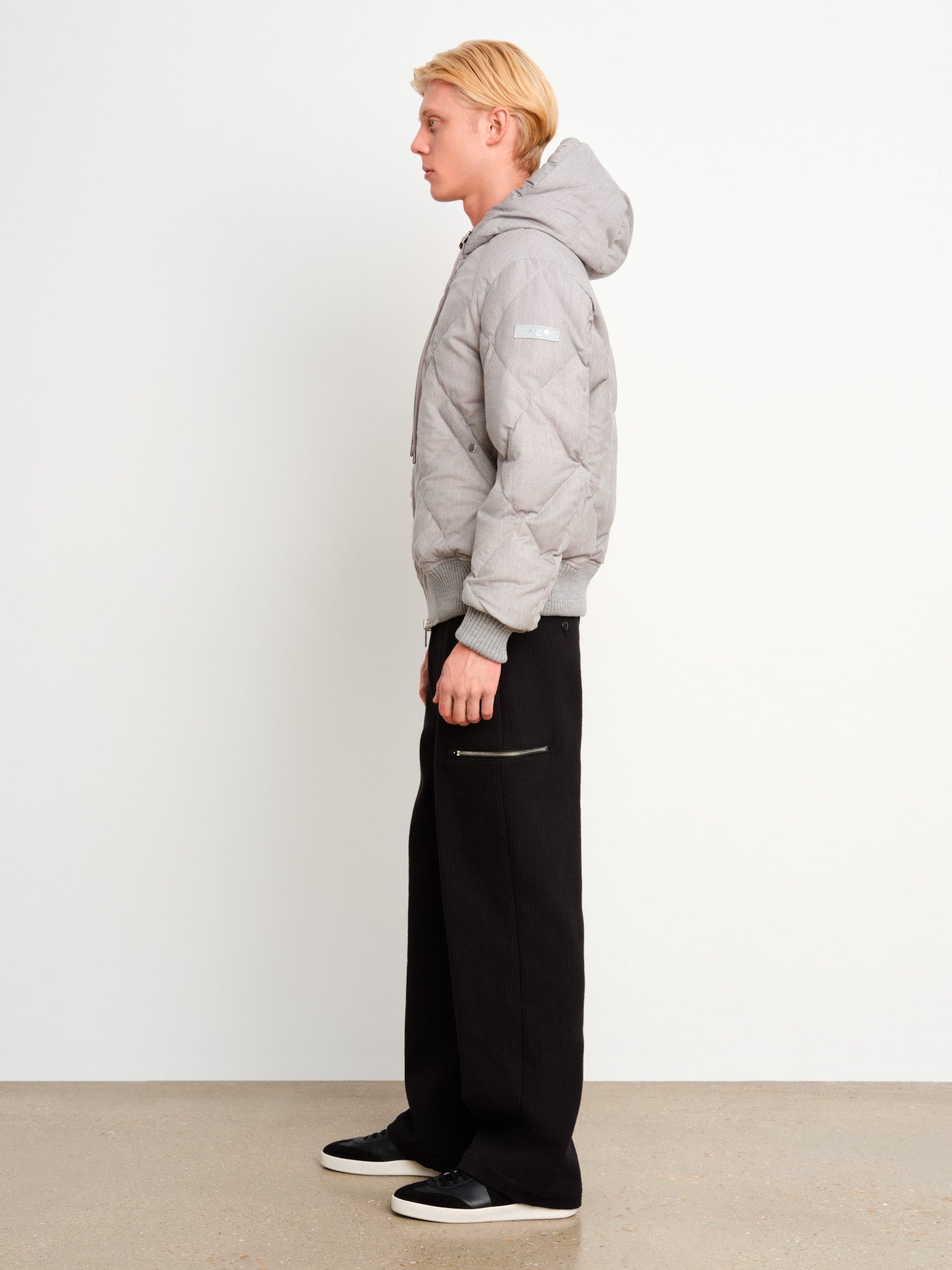 The model is 187 cm tall and is wearing a size 3 in Light Gray.