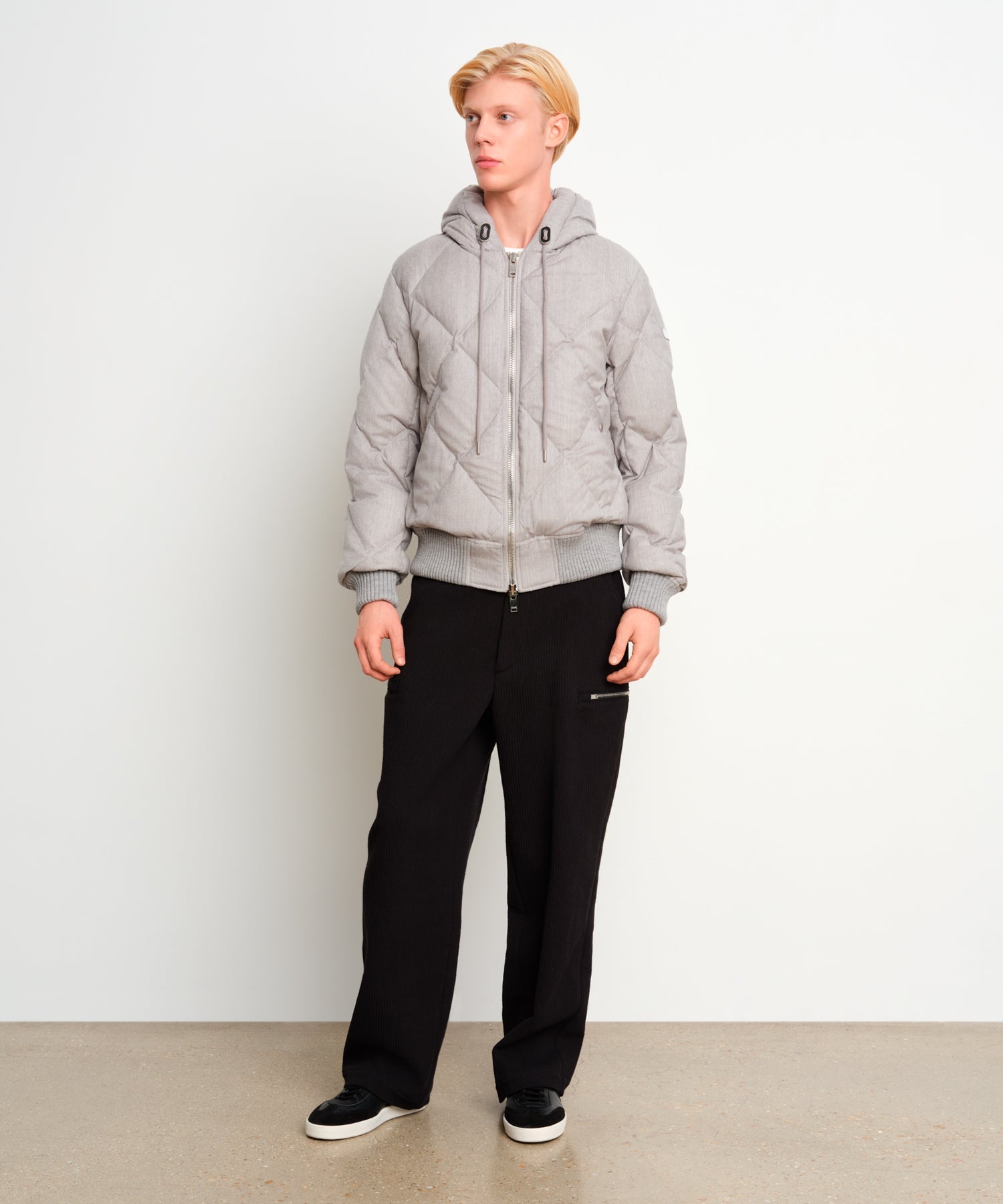 The model is 187 cm tall and is wearing a size 3 in Light Gray.
