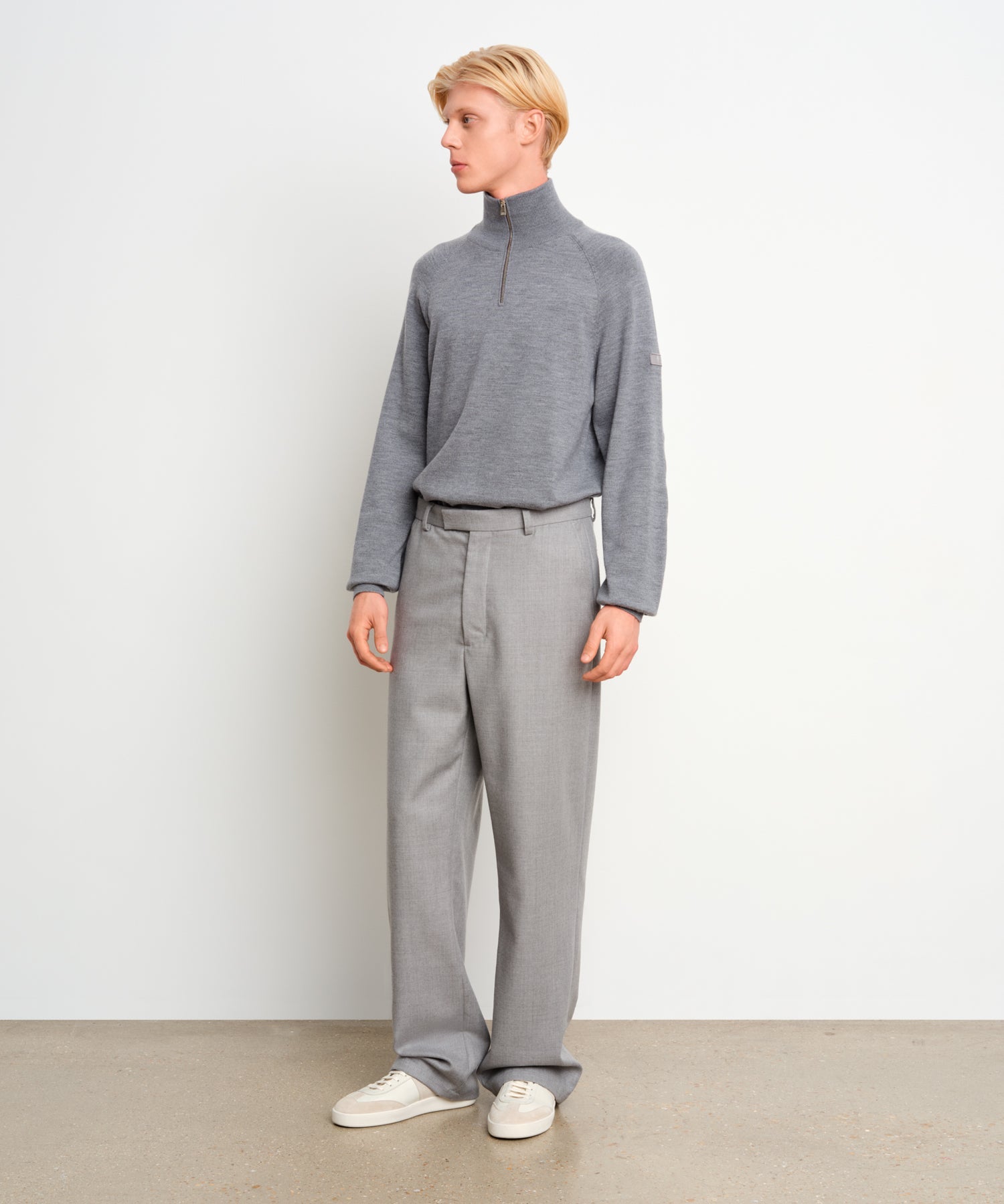 The model is 187 cm tall and is wearing a size 3 in Light Gray.