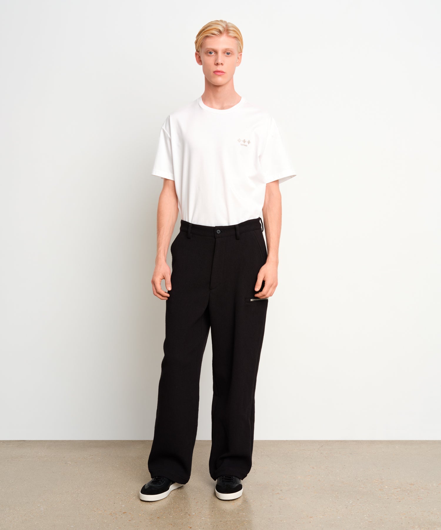 The model is 187 cm tall and is wearing a size 3 in Black.