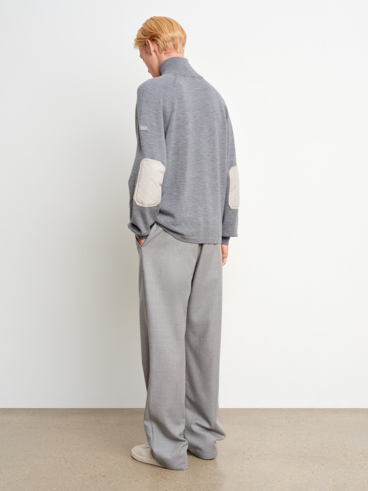 The model is 187 cm tall and is wearing a size 3 in Gray.