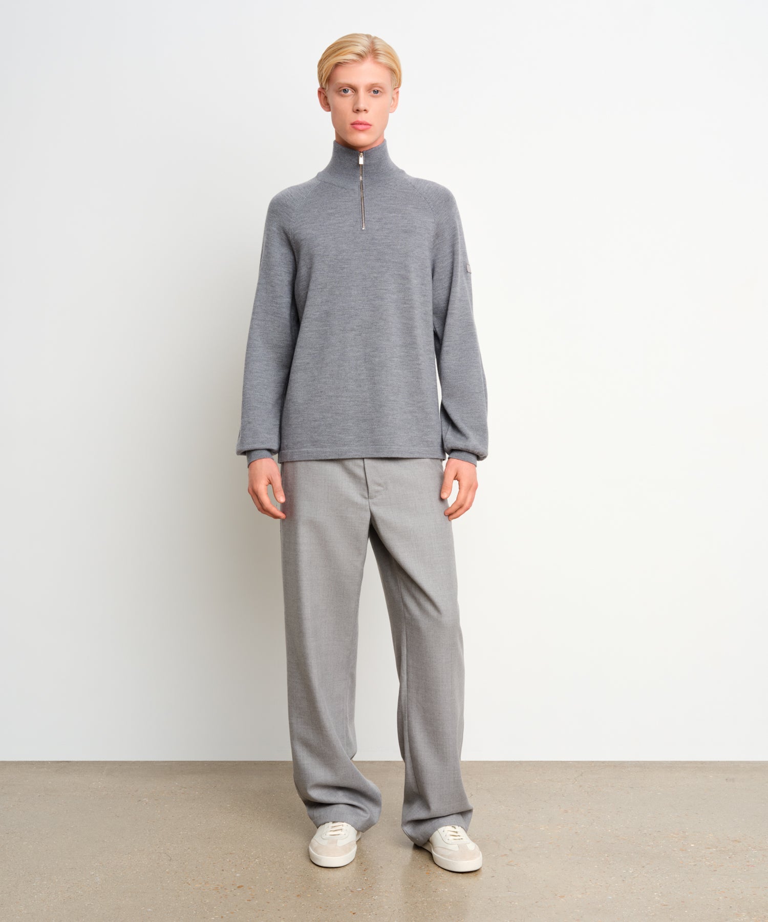 The model is 187 cm tall and is wearing a size 3 in Gray.