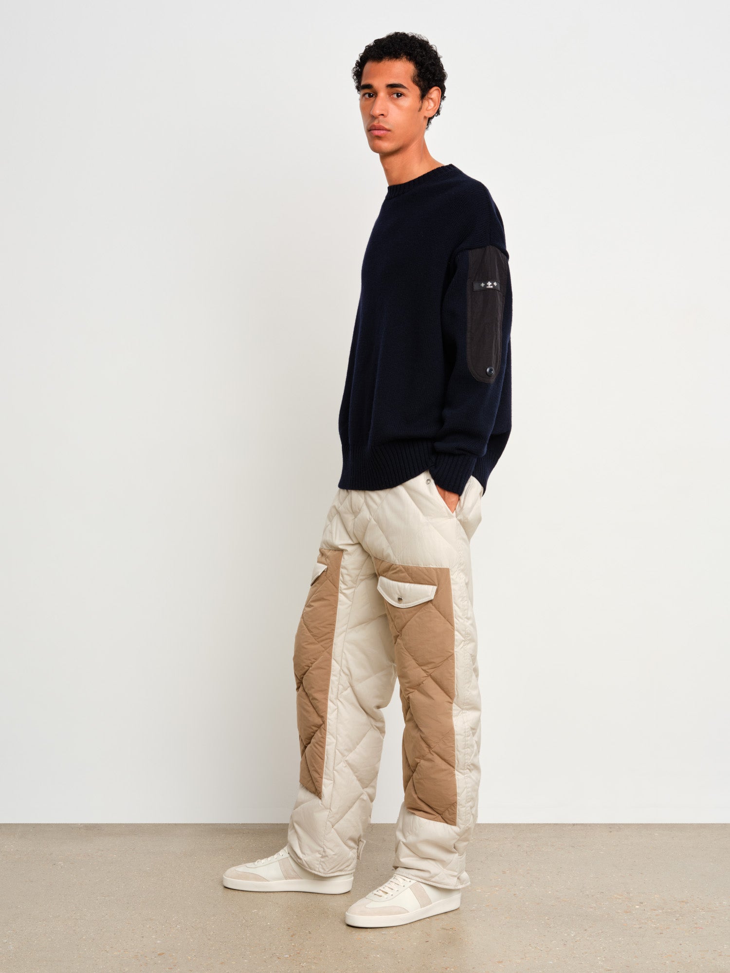 The model is 187 cm tall and is wearing a size 3 in Black.