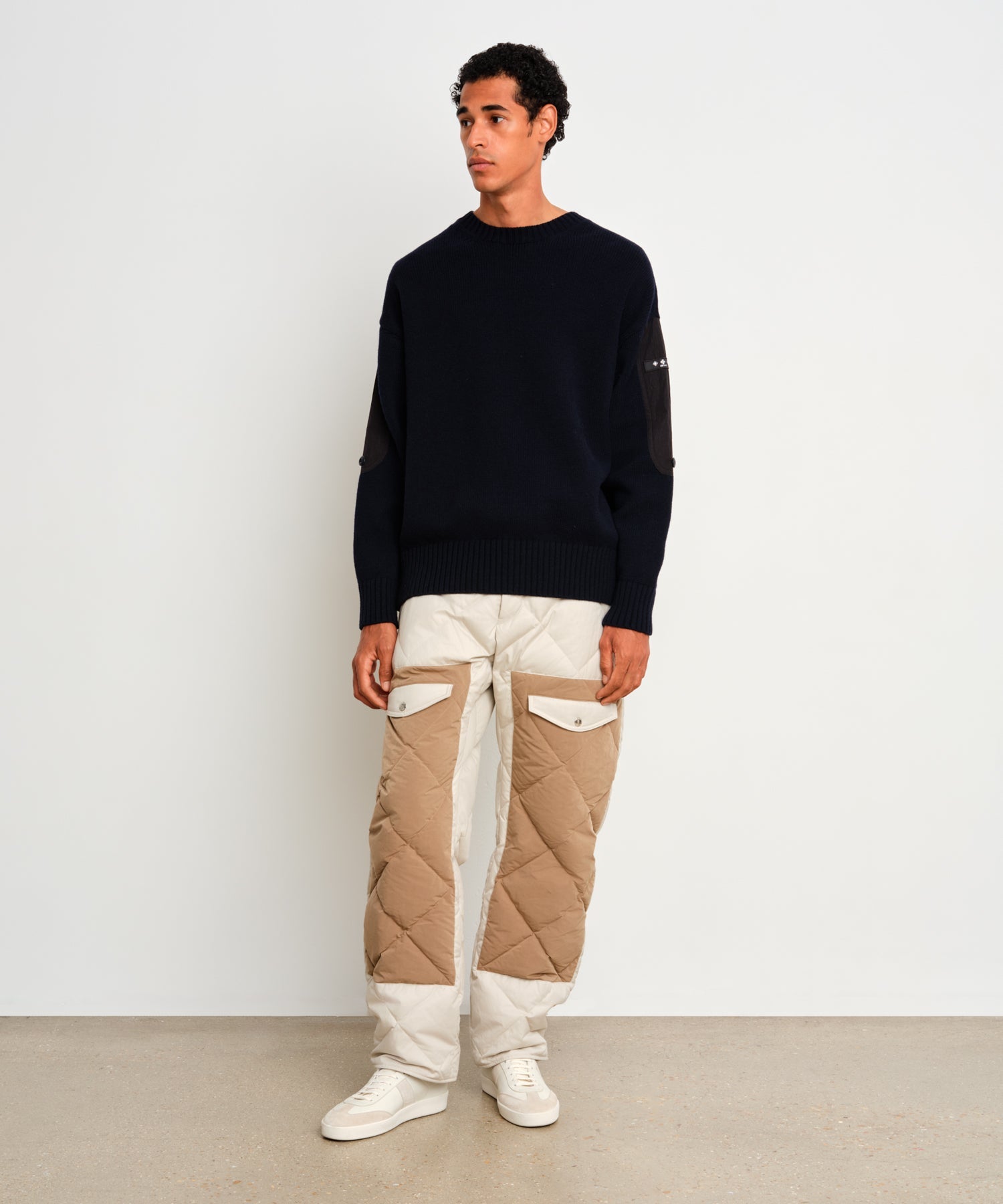 The model is 187 cm tall and is wearing a size 3 in Black.