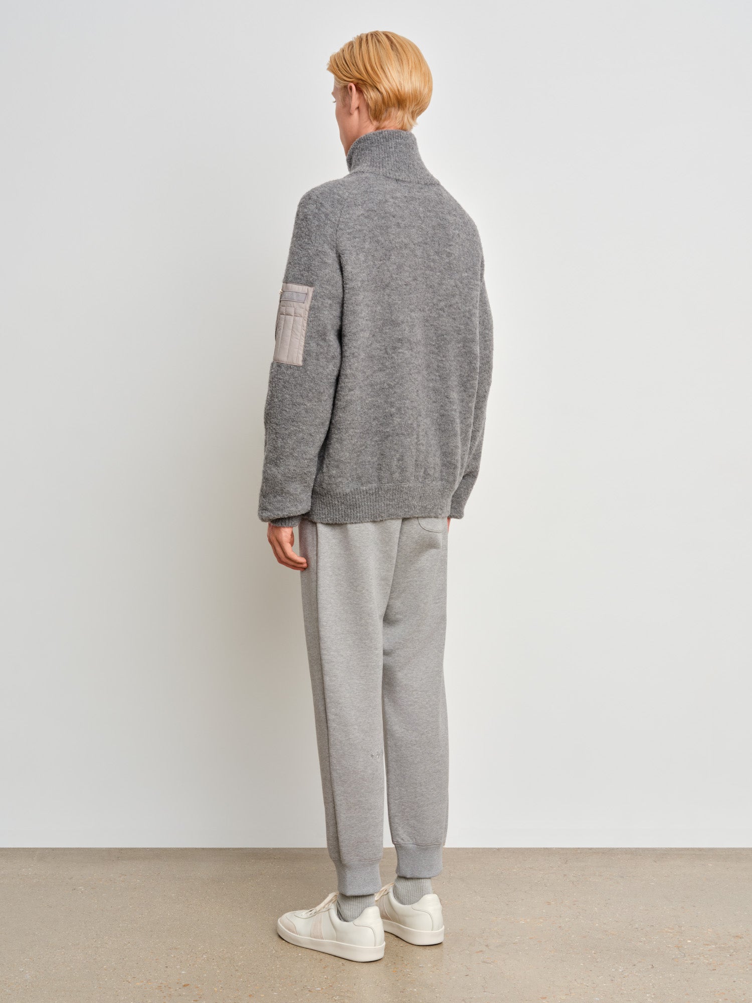 The model is 187 cm tall and is wearing a size 3 in Gray.