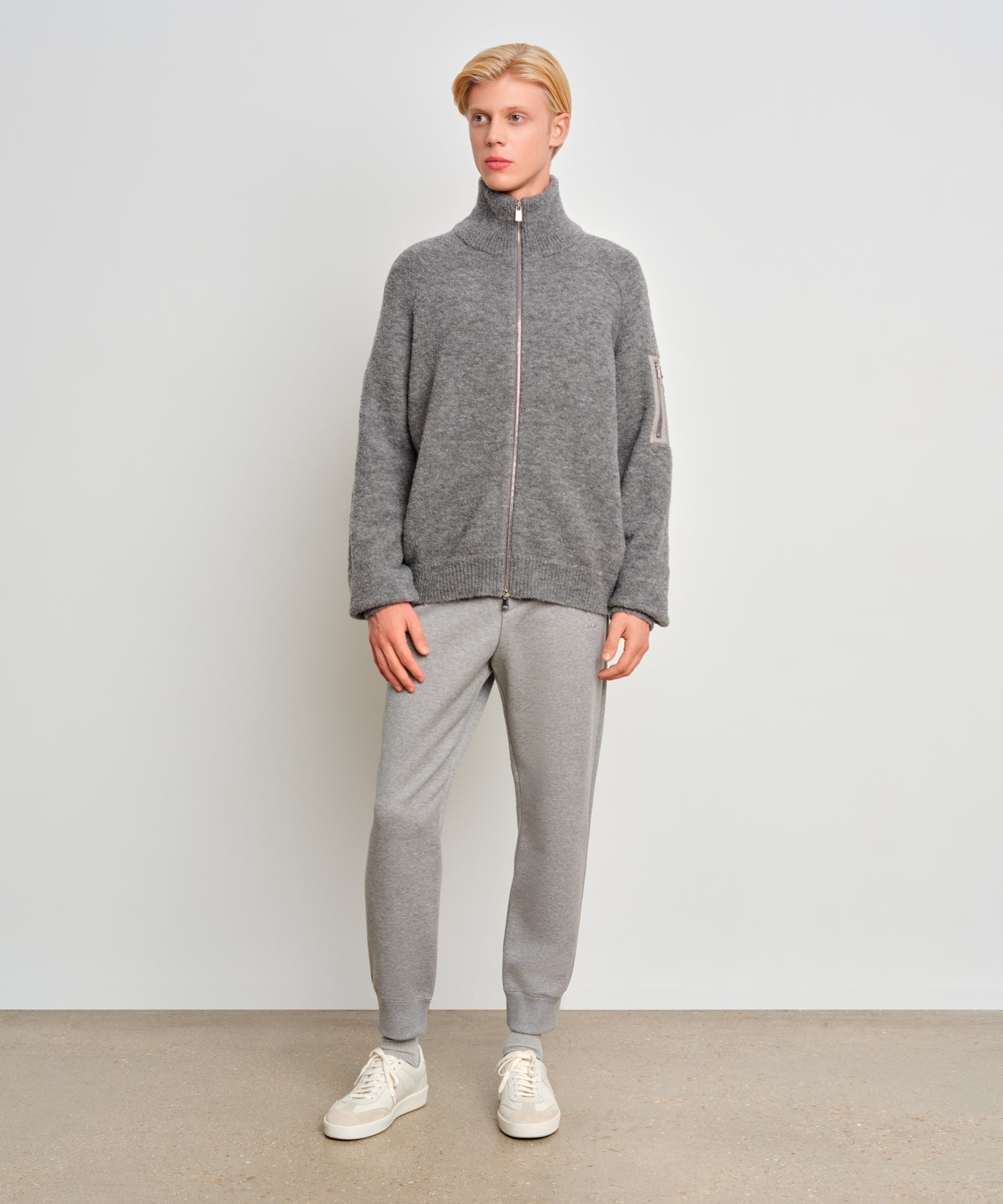 The model is 187 cm tall and is wearing a size 3 in Gray.