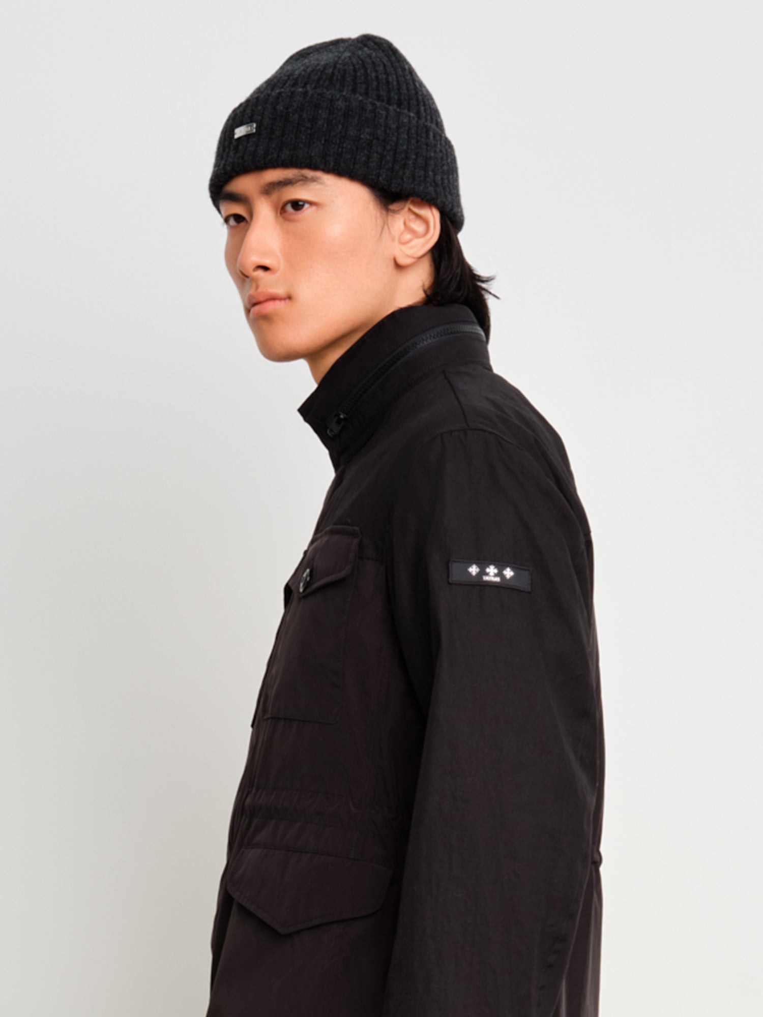 The model is 187 cm tall and is wearing a free size in Charcoal Gray.