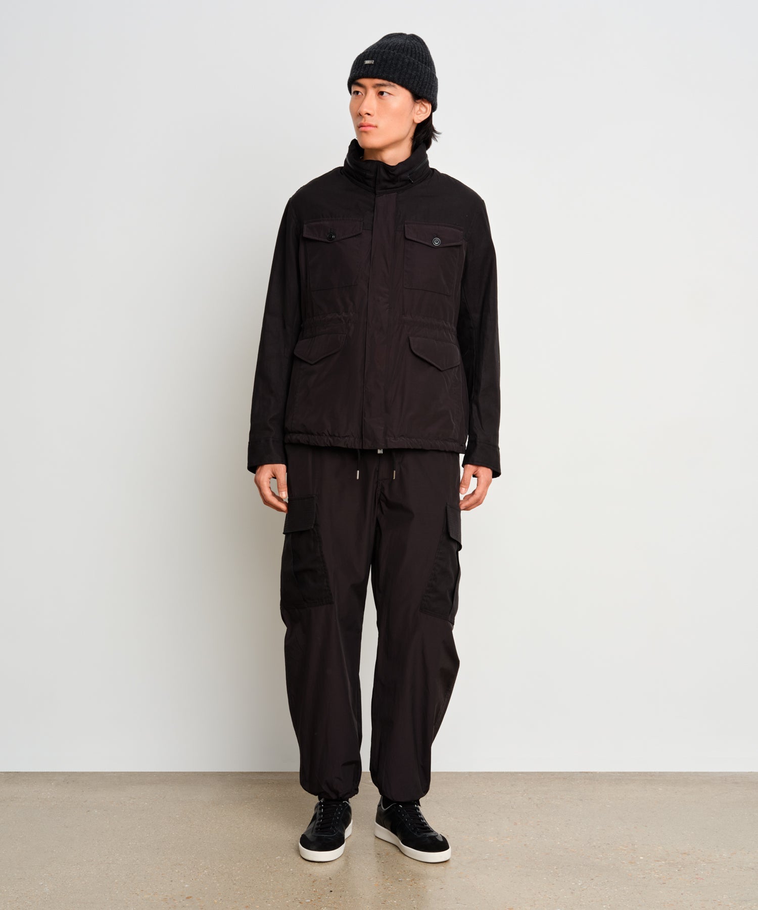 The model is 187 cm tall and is wearing a free size in Charcoal Gray.