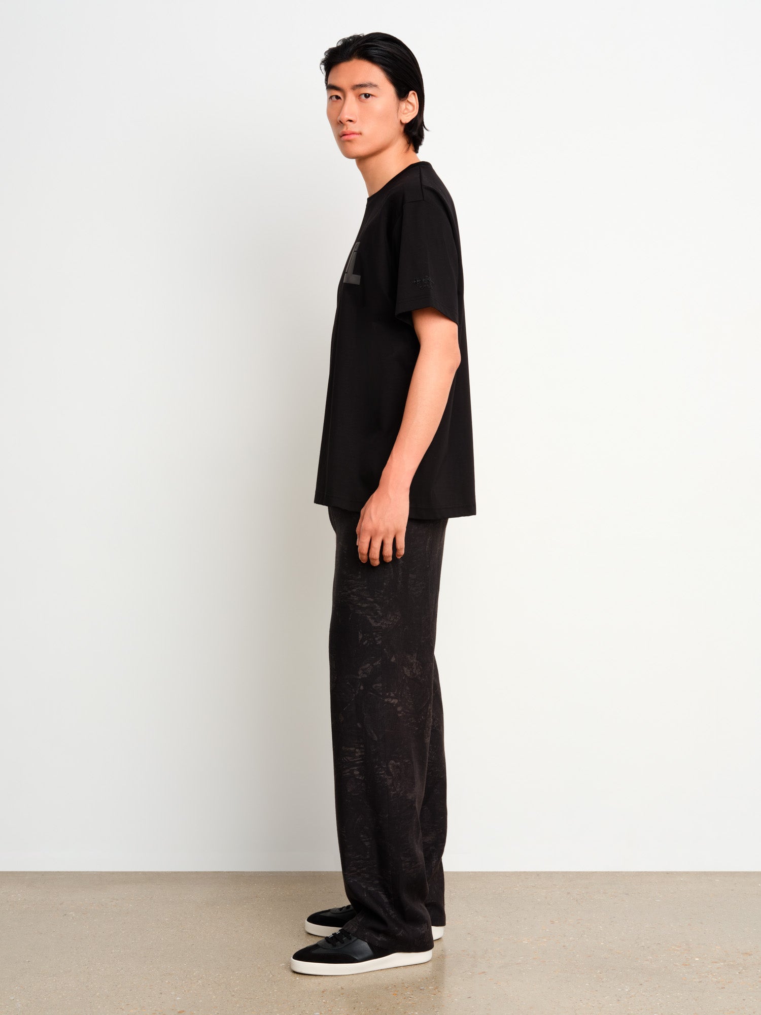 The model is 187 cm tall and is wearing a size 3 in Black.
