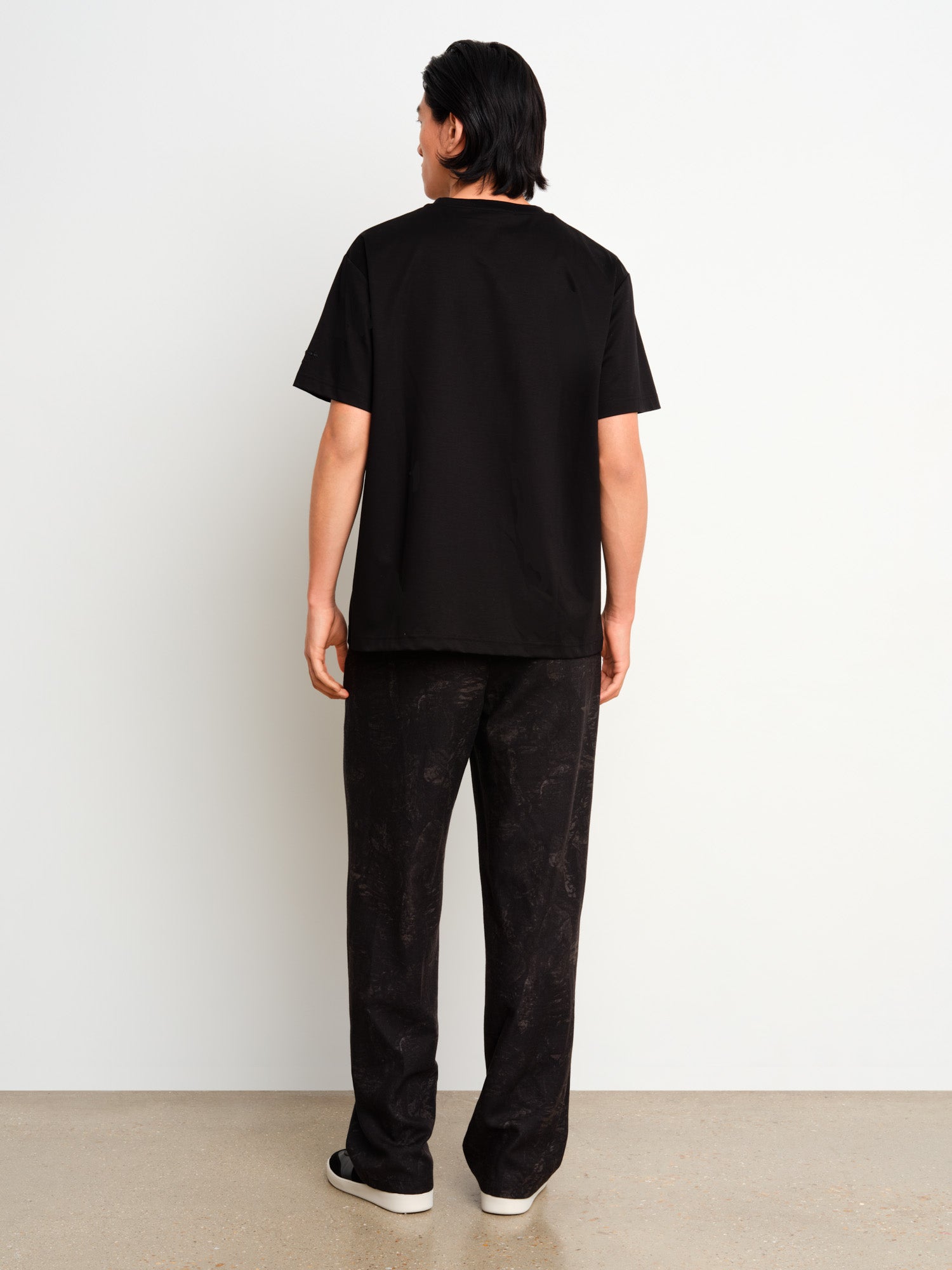 The model is 187 cm tall and is wearing a size 3 in Black.