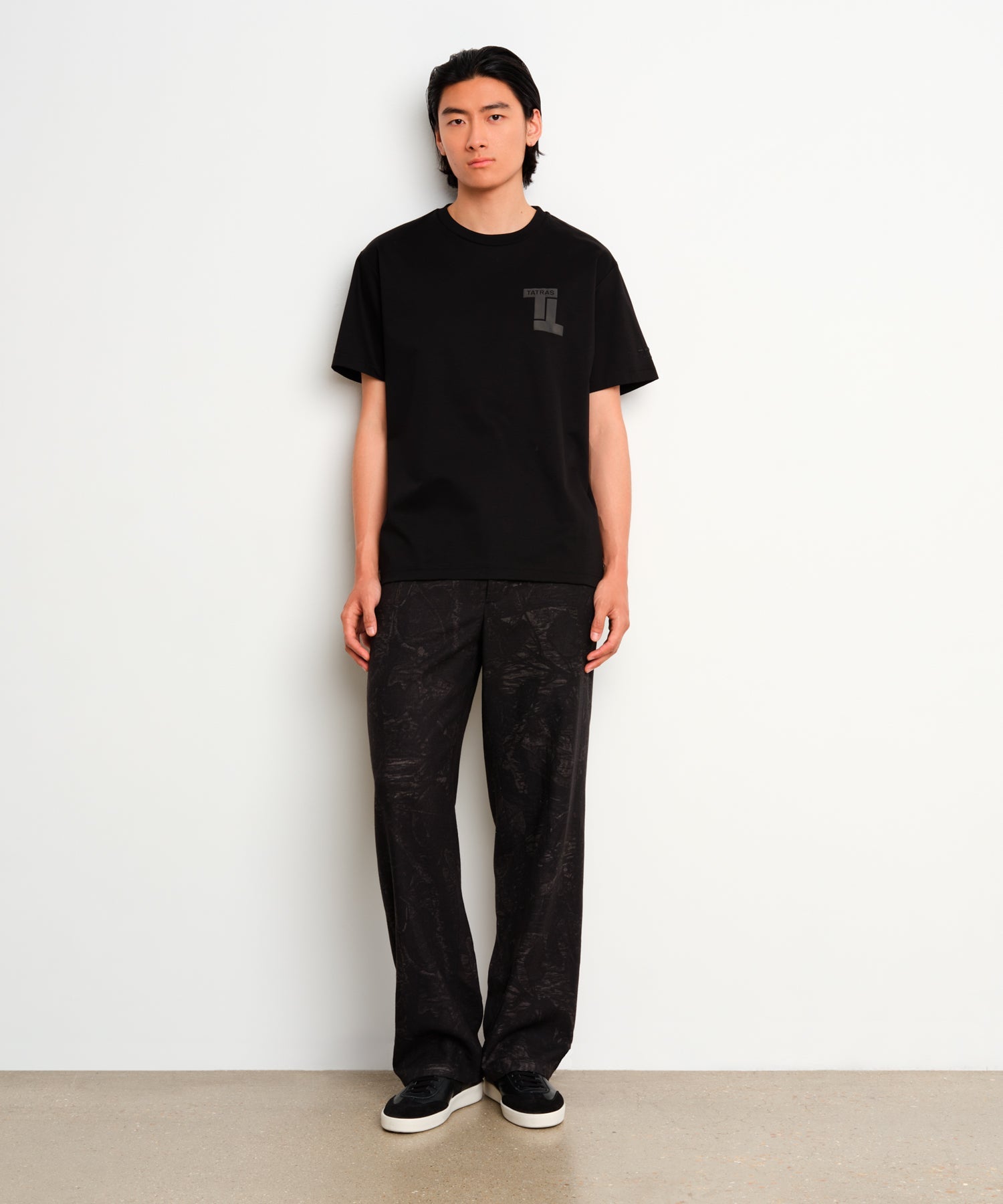 The model is 187 cm tall and is wearing a size 3 in Black.