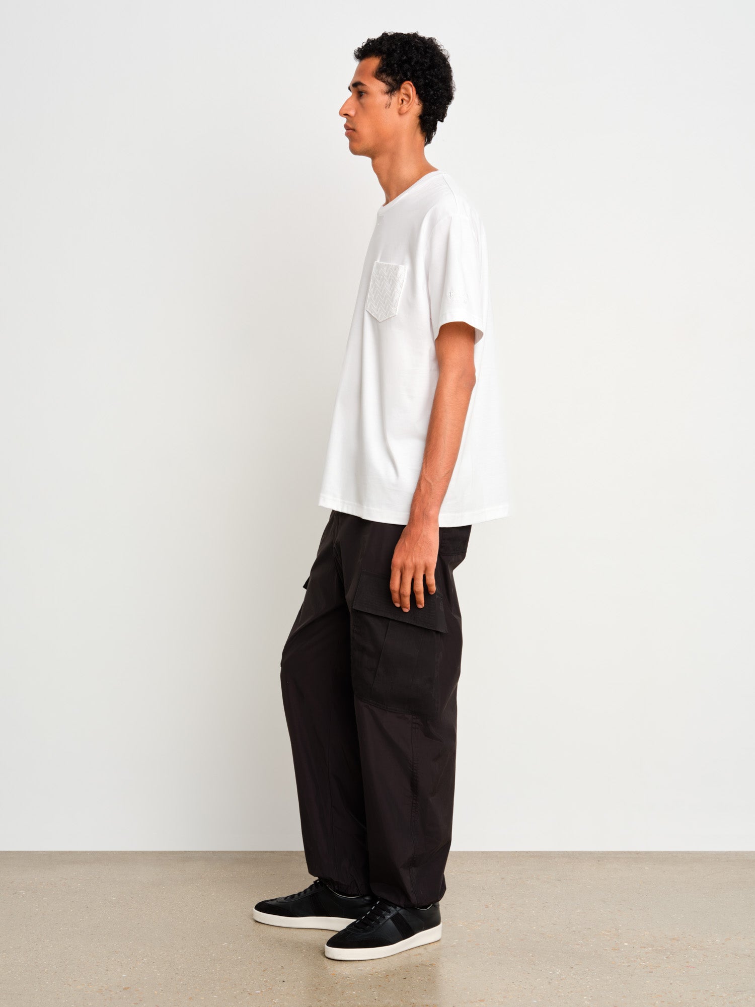 The model is 187 cm tall and is wearing a size 3 in White.