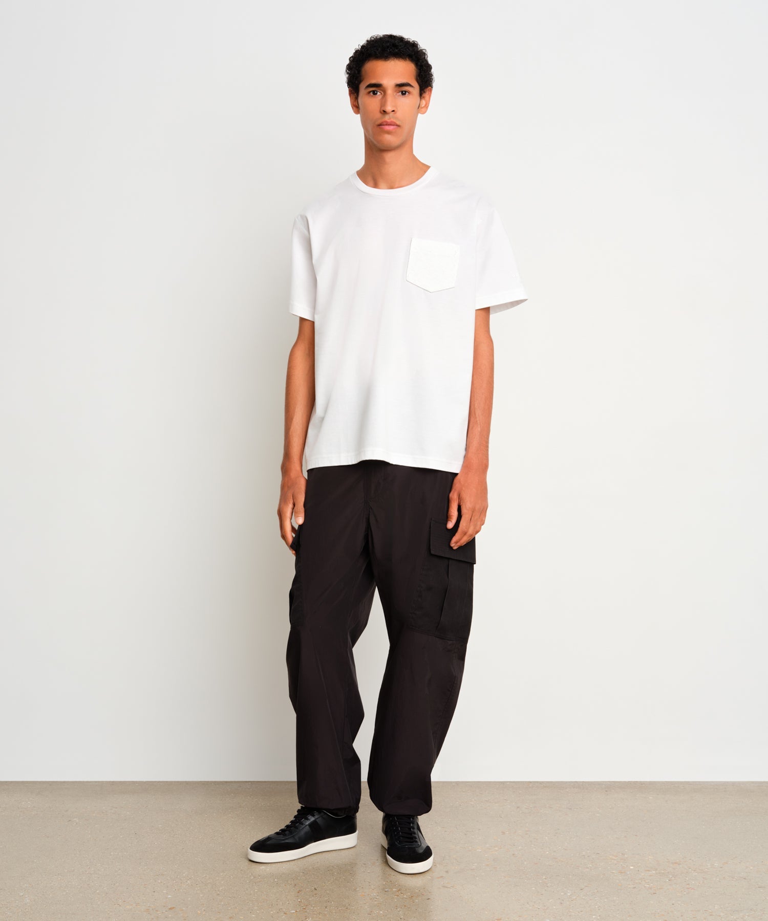 The model is 187 cm tall and is wearing a size 3 in White.