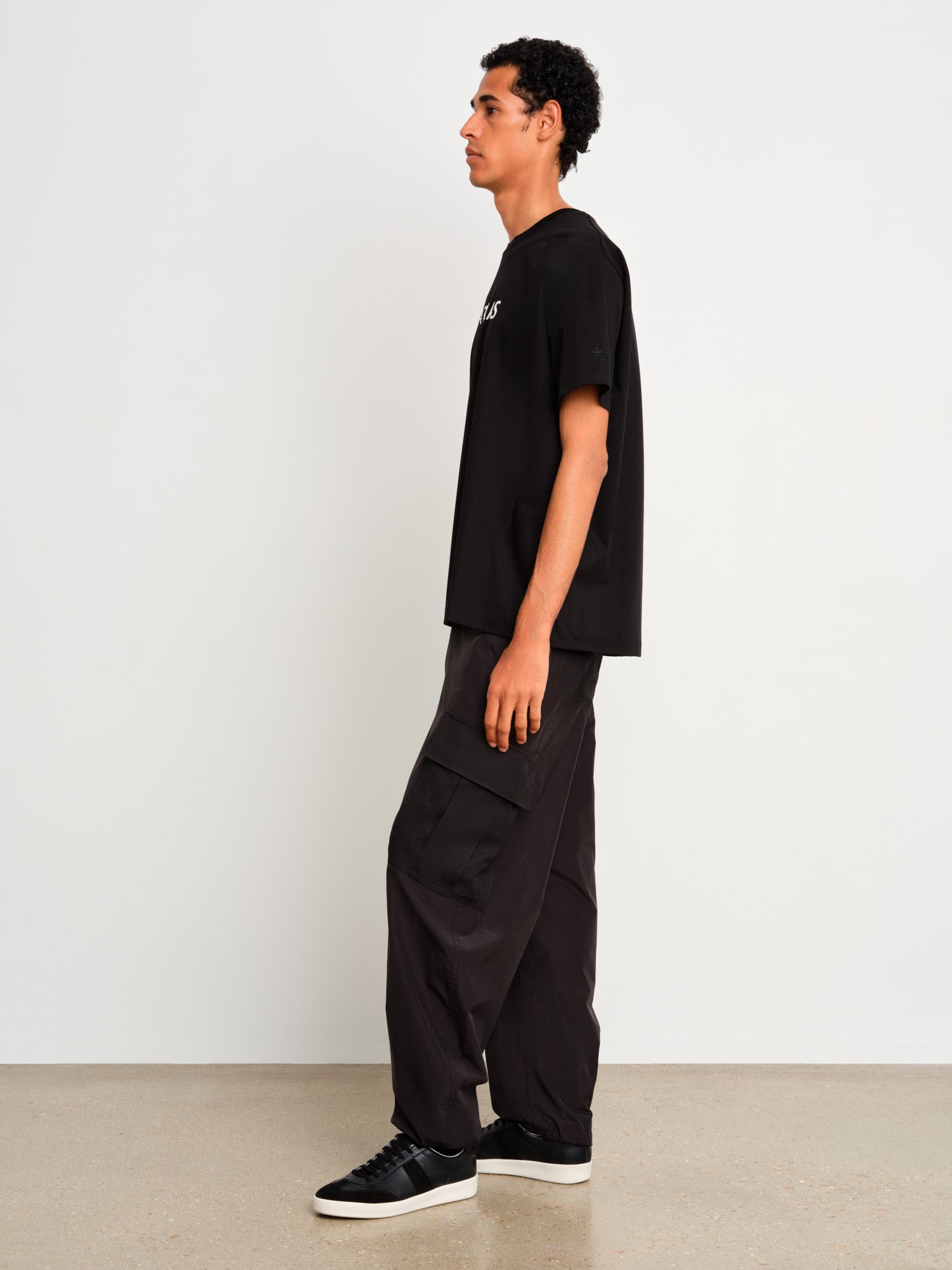 The model is 187 cm tall and is wearing a size 3 in Black.