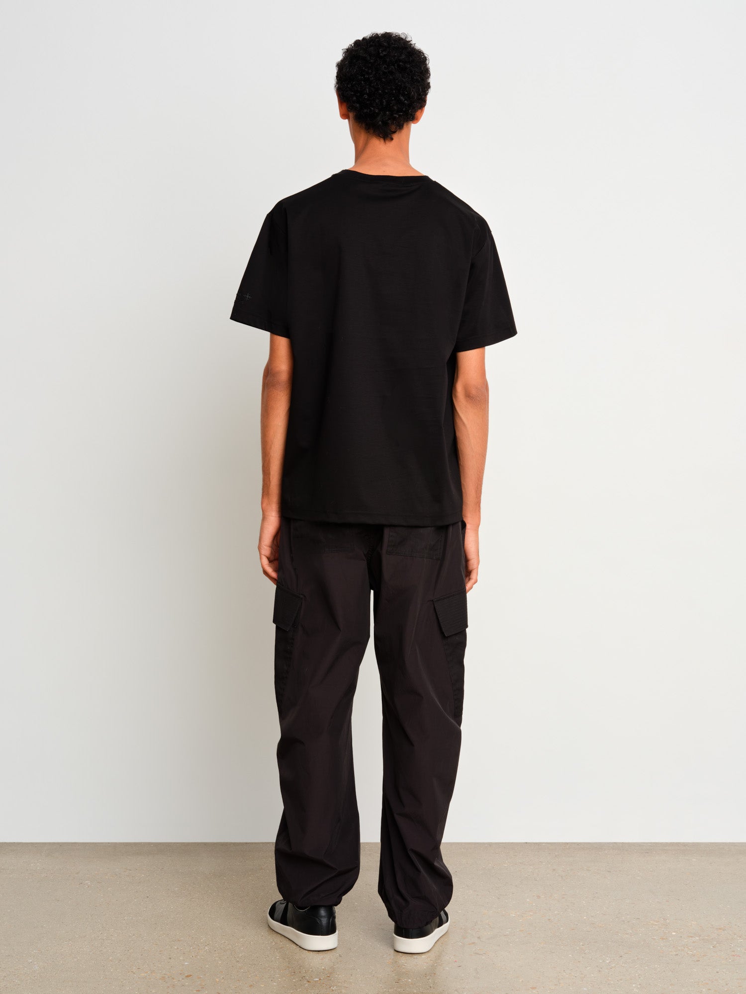 The model is 187 cm tall and is wearing a size 3 in Black.