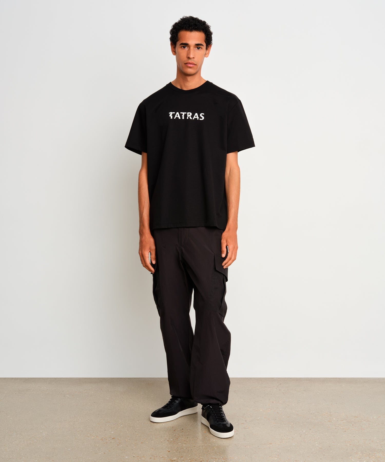 The model is 187 cm tall and is wearing a size 3 in Black.