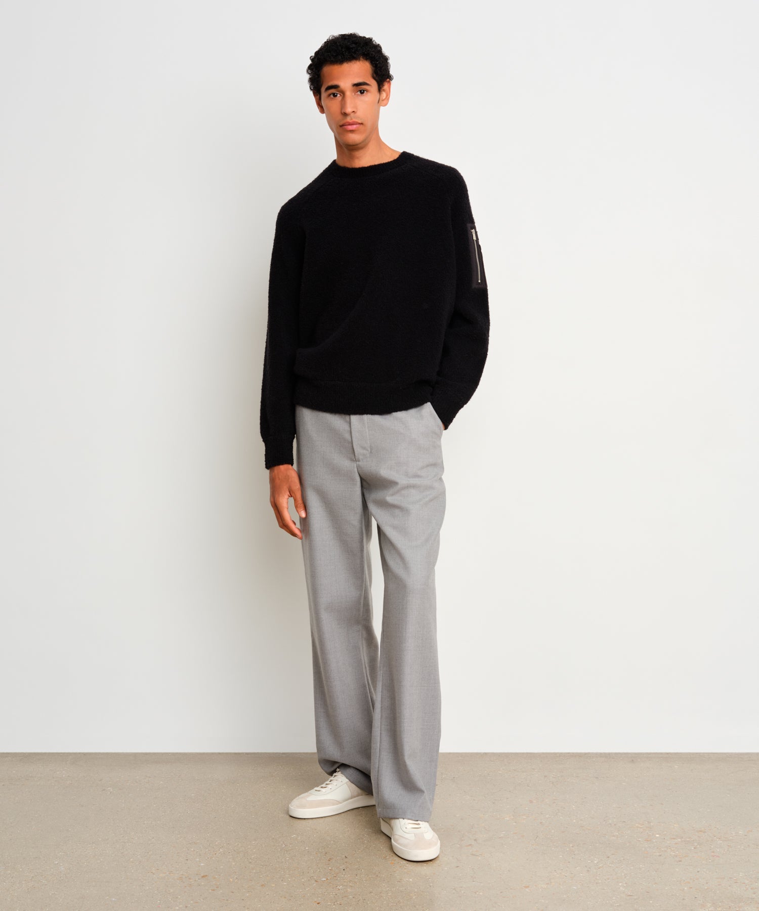 The model is 187 cm tall and is wearing a size 3 in Black.