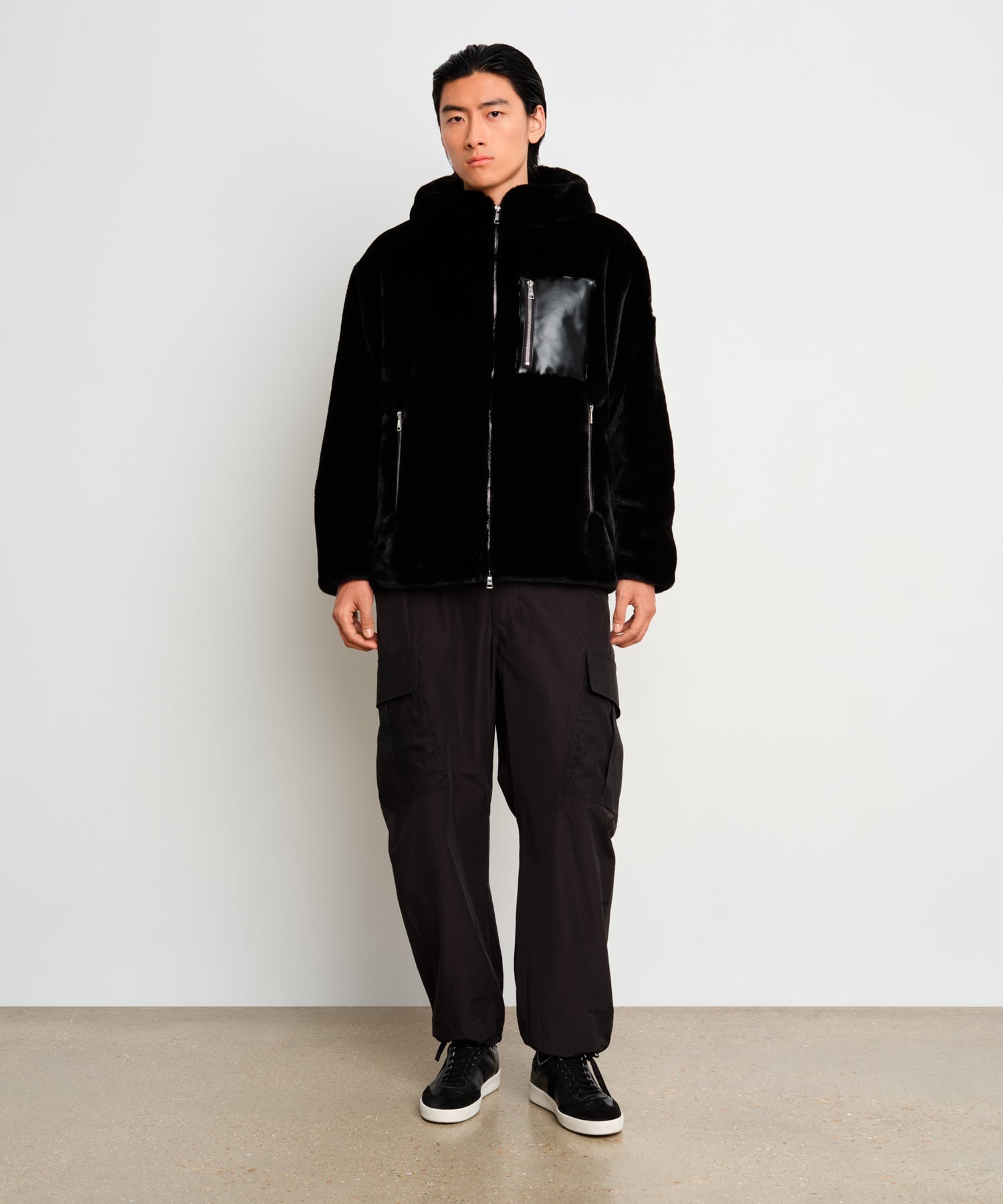 The model is 187 cm tall and is wearing a size 3 in Black.