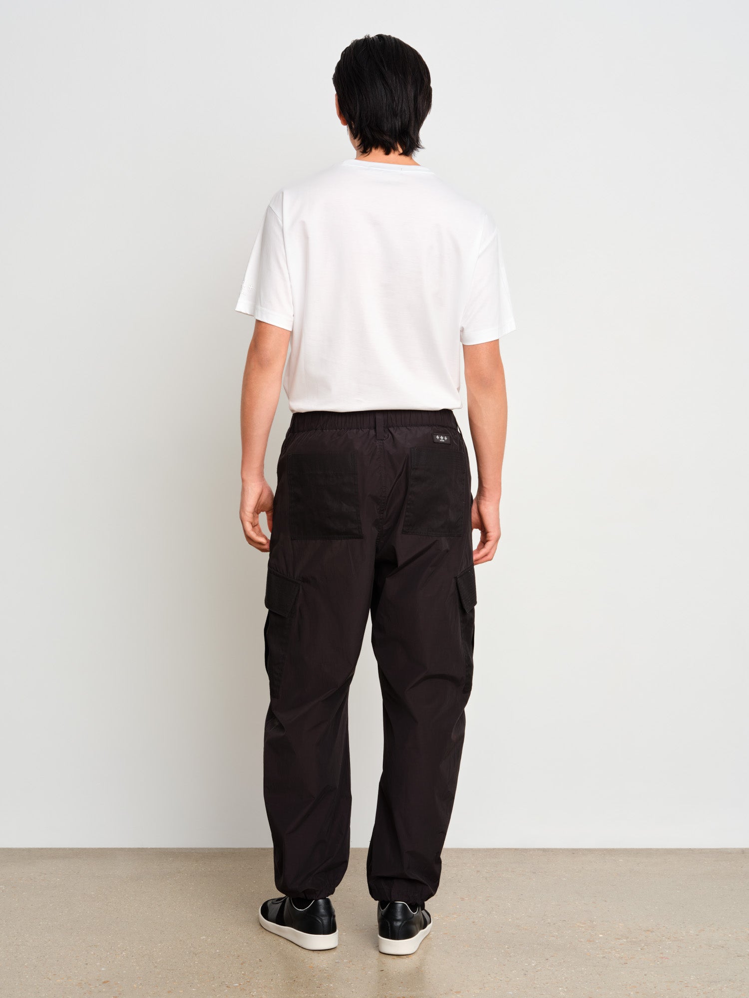 The model is 187 cm tall and is wearing a size 3 in Black.