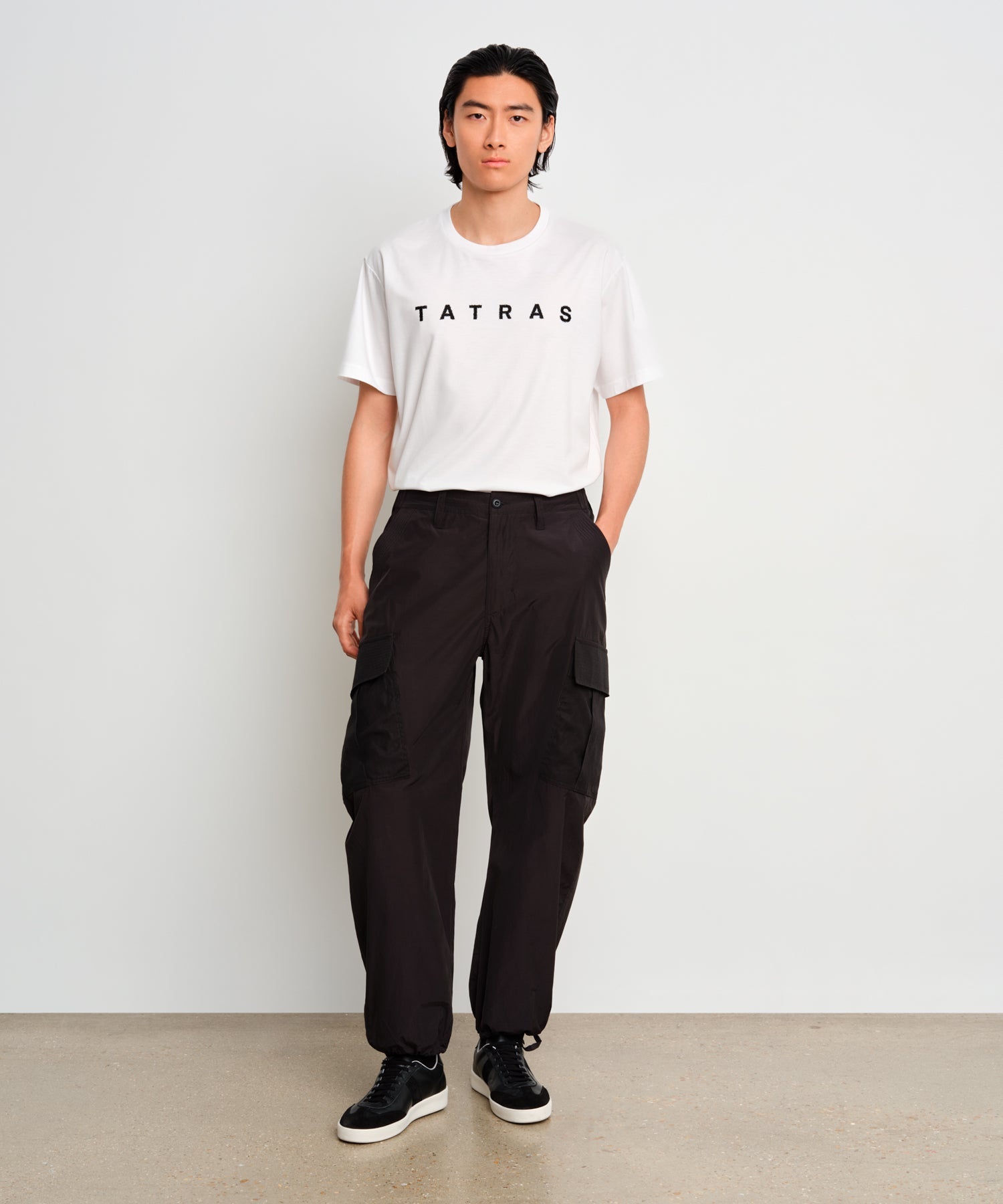 The model is 187 cm tall and is wearing a size 3 in Black.