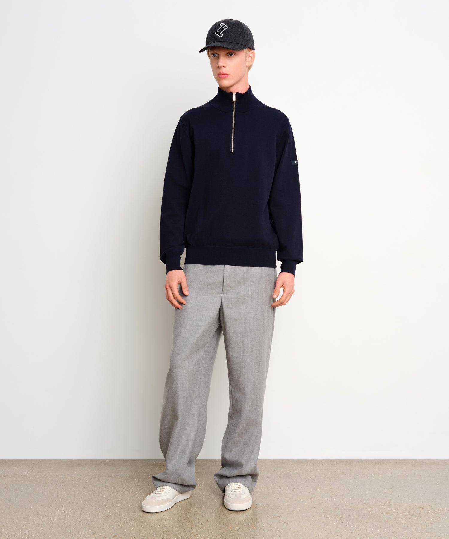 The model is 187 cm tall and is wearing a free size in Charcoal Gray.