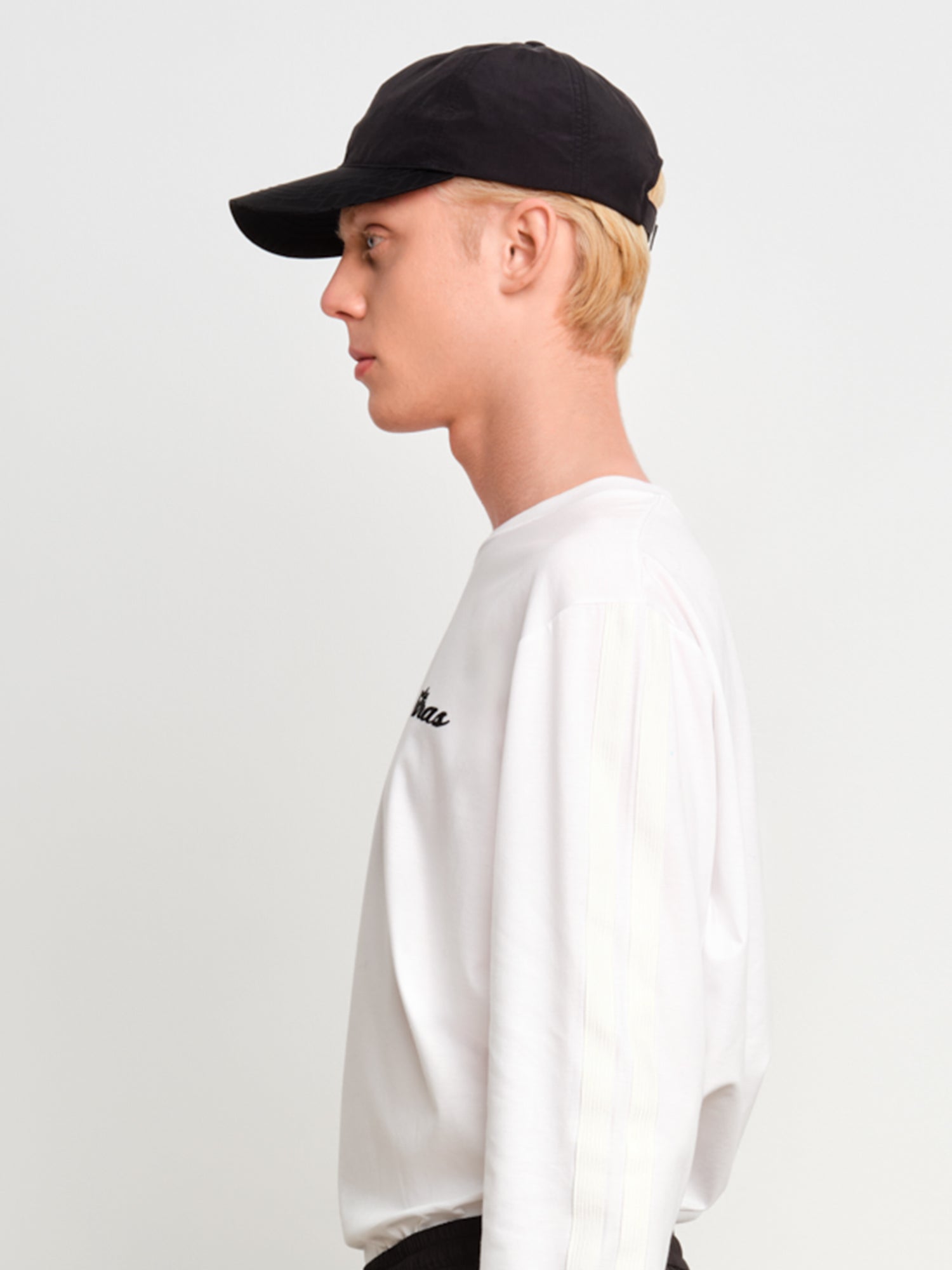 The model is 175 cm tall and is wearing a size 2 in Black.