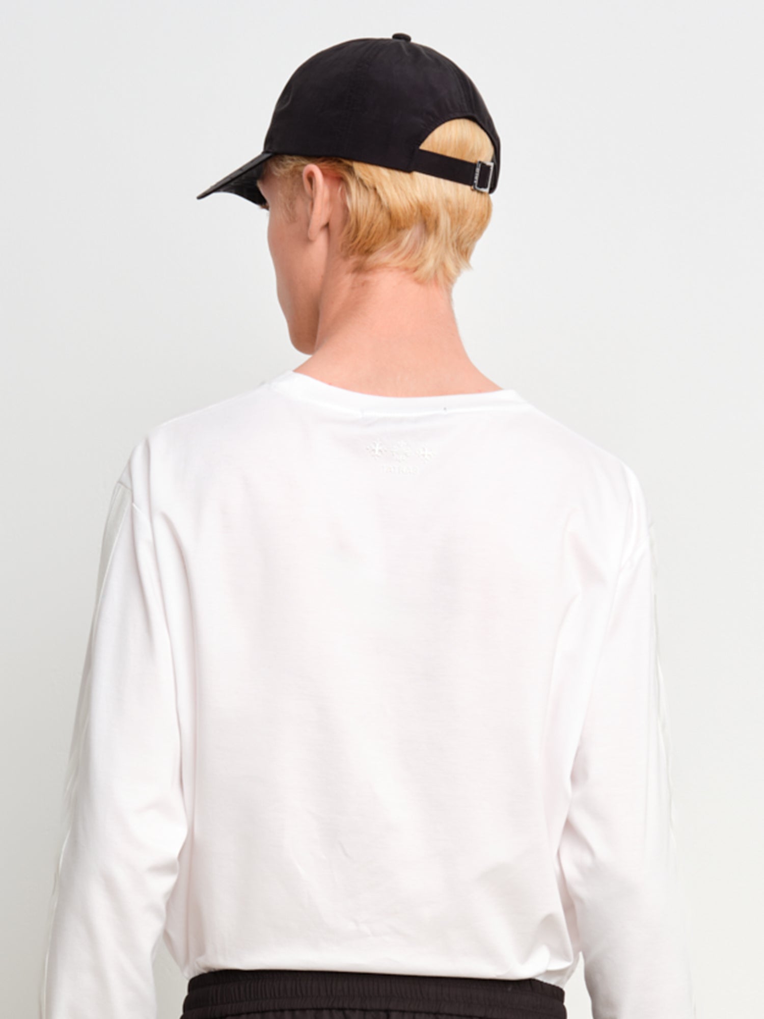 The model is 175 cm tall and is wearing a size 2 in Black.