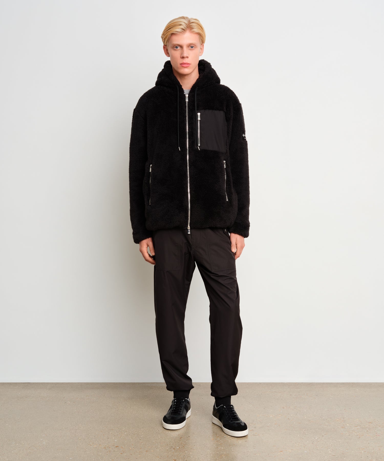 The model is 187 cm tall and is wearing a size 3 in Black.