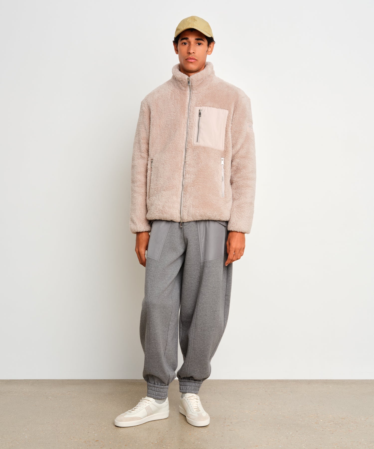 The model is 187 cm tall and is wearing a size 3 in Light Gray.