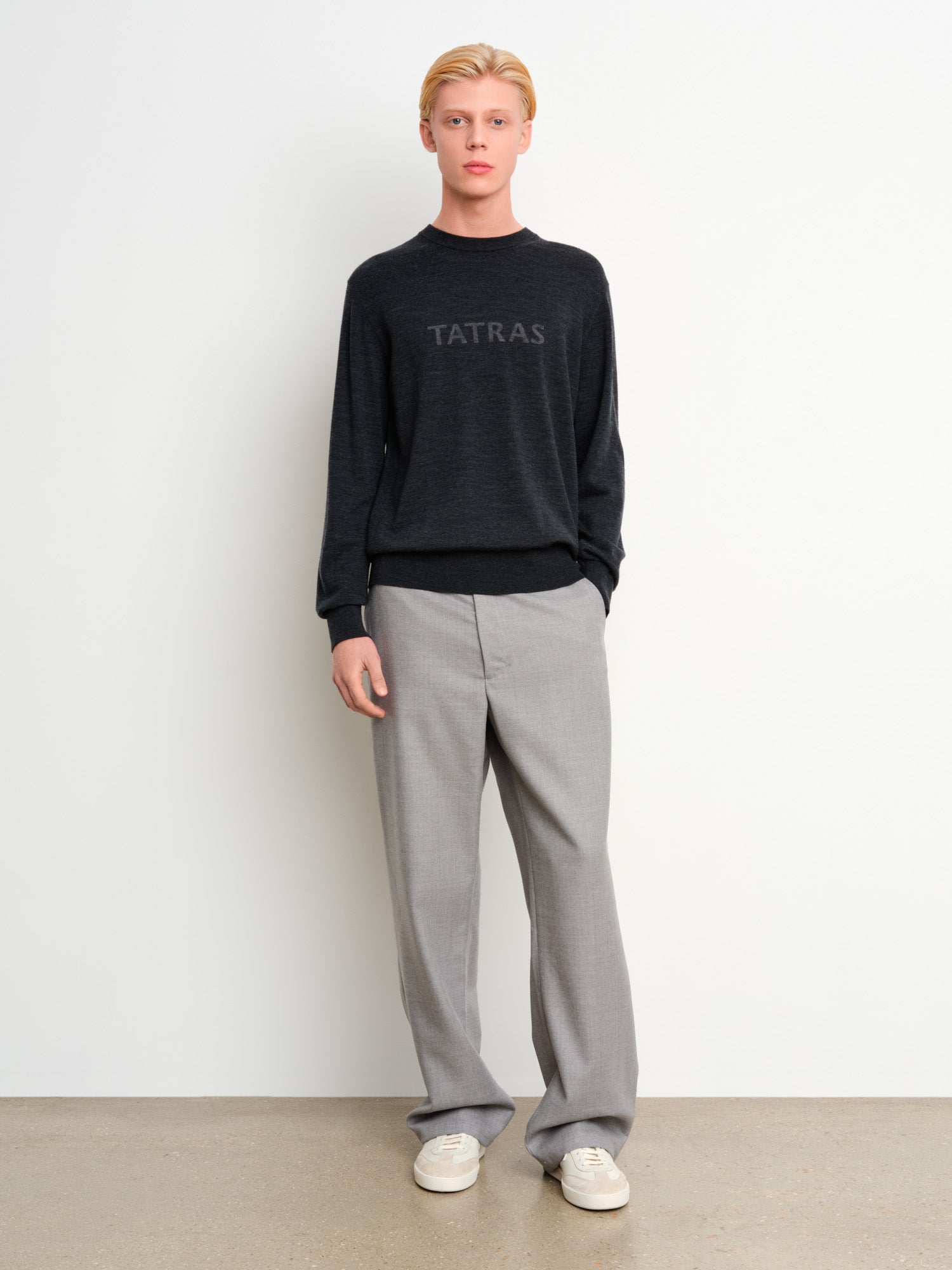 The model is 187 cm tall and is wearing a size 3 in Charcoal Gray.